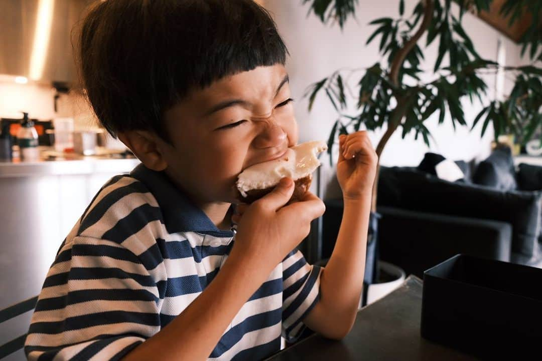 つるの剛士さんのインスタグラム写真 - (つるの剛士Instagram)「息子が昨晩"天空の城ラピュタ"を観たらしく、「明日の朝、パズーが食べてた玉子がのったパンが食べたい」とリクエストがあったらしい。 やはりあのパンには世代を超えてなにか魅了するパワーがある。。 目玉焼きから喰らう感じも完全に影響受けとるし笑  さてさて、春に無事に短大卒業資格、幼稚園教諭免許取得して完全に気ぃ抜いておりましたが、残りの保育士資格取得に必要な単位取得に向けて授業やら課題が一気に押し寄せておりまして…連日、日本中あちこちと飛び回る合間を縫いながらただいまテンテコマイ状態です😂  バルス！  待ち時間の喫茶店、移動中の新幹線、宿泊先の部屋…どこでも教室。  頑張れ、自分。  さ、今日明日と久しぶりに広島宮島にお邪魔しまーす♪  #パズーのパン #息子 #しゃっちょ　#しゃズー #天空の城ラピュタ  #目指せ保育士資格取得への道　#残すは5単位 #筋トレも怠らねえ！　#時間は有限」8月13日 14時28分 - takeshi__tsuruno