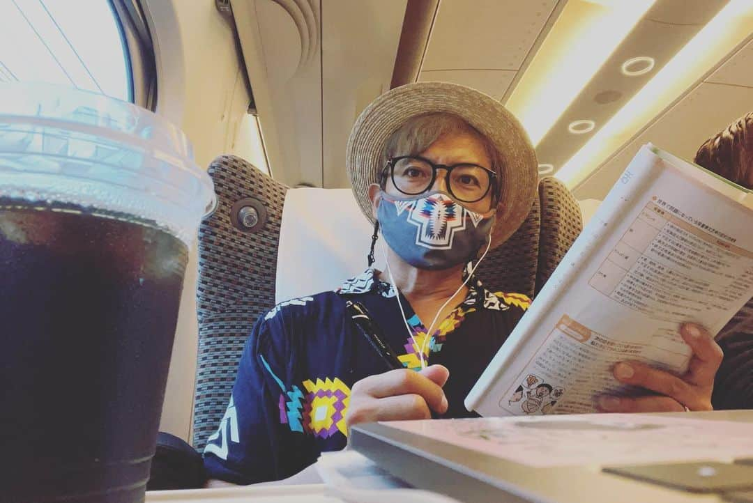 つるの剛士さんのインスタグラム写真 - (つるの剛士Instagram)「息子が昨晩"天空の城ラピュタ"を観たらしく、「明日の朝、パズーが食べてた玉子がのったパンが食べたい」とリクエストがあったらしい。 やはりあのパンには世代を超えてなにか魅了するパワーがある。。 目玉焼きから喰らう感じも完全に影響受けとるし笑  さてさて、春に無事に短大卒業資格、幼稚園教諭免許取得して完全に気ぃ抜いておりましたが、残りの保育士資格取得に必要な単位取得に向けて授業やら課題が一気に押し寄せておりまして…連日、日本中あちこちと飛び回る合間を縫いながらただいまテンテコマイ状態です😂  バルス！  待ち時間の喫茶店、移動中の新幹線、宿泊先の部屋…どこでも教室。  頑張れ、自分。  さ、今日明日と久しぶりに広島宮島にお邪魔しまーす♪  #パズーのパン #息子 #しゃっちょ　#しゃズー #天空の城ラピュタ  #目指せ保育士資格取得への道　#残すは5単位 #筋トレも怠らねえ！　#時間は有限」8月13日 14時28分 - takeshi__tsuruno