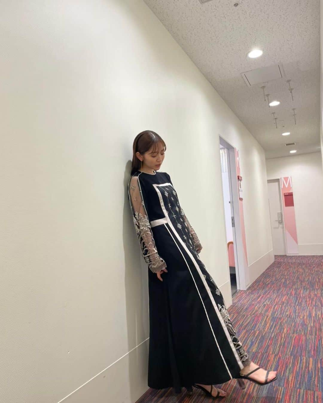 鈴木愛理さんのインスタグラム写真 - (鈴木愛理Instagram)「✴︎  本日、予定されていたロッキンが台風の影響で中止になってしまいました。 ⁡ とても残念な気持ちでいっぱいですが そんな時こそ！今感じれる音楽で楽しんでもらいたい！ということで... ⁡ 間も無く次回のカバー曲も上がる #アニソンでしょでしょ から、前回のカバー曲のおさらいです😈 ⁡ みんなもう聴いてくれていますか？😊 ⁡ #進撃の巨人 から"悪魔の子"の歌唱でした。 ⁡ 今回この曲のカバーで1番大切だなと思ったのは どれだけアニメを理解して どれだけエレンの気持ちを感じれるか だなと。 ⁡ 語りのような歌い方の部分が多かったり 音源にほぼリズムの取れる音がなかったりするものだったので、テクニックよりも感情がどれだけ表に出せるかが大切だと感じました。 ⁡ 恥ずかしながら、それまで進撃の巨人は ちょっと怖い描写が多いイメージがあったため 観てこなかった身だったのですが ⁡ そんなこと言ってられぬ！！！！ということで できる限りの情報やいろんな解説動画などを見漁った結果、、、 ⁡ カバーする頃にはすっかり進撃の巨人ファンになっておりました🙈 ⁡ 明るい曲のカバーが多い中で 久々の雰囲気前回のカバーでした。 ⁡ まだの方はぜひチェックしてくださいね☺︎  P.S. まさかのヒグチアイさんご本人にも届いたようです。 Buono!バンドdolceのギター @higuchi_kei から連絡があり、興奮冷めやらぬ思いでした🔥 嬉し恥ずかし🫶  ⁡ dress @murralofficial earring @mimi33_official ring @e.m.portrait sandal @charleskeith_jp #最近の衣装たち  フル動画はYouTubeにて 🔎アニソンでしょでしょ 悪魔の子  で検索😎」8月13日 14時55分 - airisuzuki_official_uf