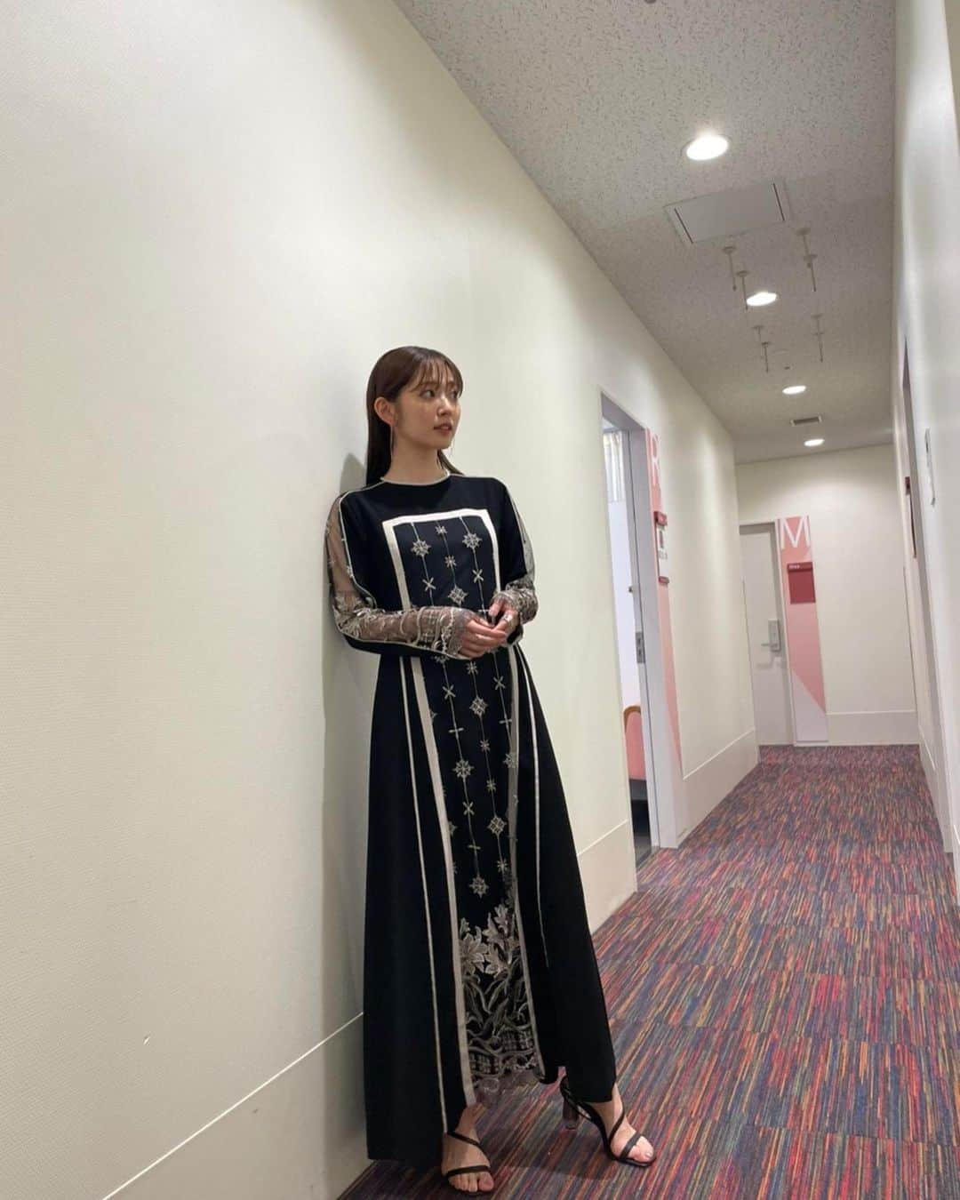 鈴木愛理さんのインスタグラム写真 - (鈴木愛理Instagram)「✴︎  本日、予定されていたロッキンが台風の影響で中止になってしまいました。 ⁡ とても残念な気持ちでいっぱいですが そんな時こそ！今感じれる音楽で楽しんでもらいたい！ということで... ⁡ 間も無く次回のカバー曲も上がる #アニソンでしょでしょ から、前回のカバー曲のおさらいです😈 ⁡ みんなもう聴いてくれていますか？😊 ⁡ #進撃の巨人 から"悪魔の子"の歌唱でした。 ⁡ 今回この曲のカバーで1番大切だなと思ったのは どれだけアニメを理解して どれだけエレンの気持ちを感じれるか だなと。 ⁡ 語りのような歌い方の部分が多かったり 音源にほぼリズムの取れる音がなかったりするものだったので、テクニックよりも感情がどれだけ表に出せるかが大切だと感じました。 ⁡ 恥ずかしながら、それまで進撃の巨人は ちょっと怖い描写が多いイメージがあったため 観てこなかった身だったのですが ⁡ そんなこと言ってられぬ！！！！ということで できる限りの情報やいろんな解説動画などを見漁った結果、、、 ⁡ カバーする頃にはすっかり進撃の巨人ファンになっておりました🙈 ⁡ 明るい曲のカバーが多い中で 久々の雰囲気前回のカバーでした。 ⁡ まだの方はぜひチェックしてくださいね☺︎  P.S. まさかのヒグチアイさんご本人にも届いたようです。 Buono!バンドdolceのギター @higuchi_kei から連絡があり、興奮冷めやらぬ思いでした🔥 嬉し恥ずかし🫶  ⁡ dress @murralofficial earring @mimi33_official ring @e.m.portrait sandal @charleskeith_jp #最近の衣装たち  フル動画はYouTubeにて 🔎アニソンでしょでしょ 悪魔の子  で検索😎」8月13日 14時55分 - airisuzuki_official_uf