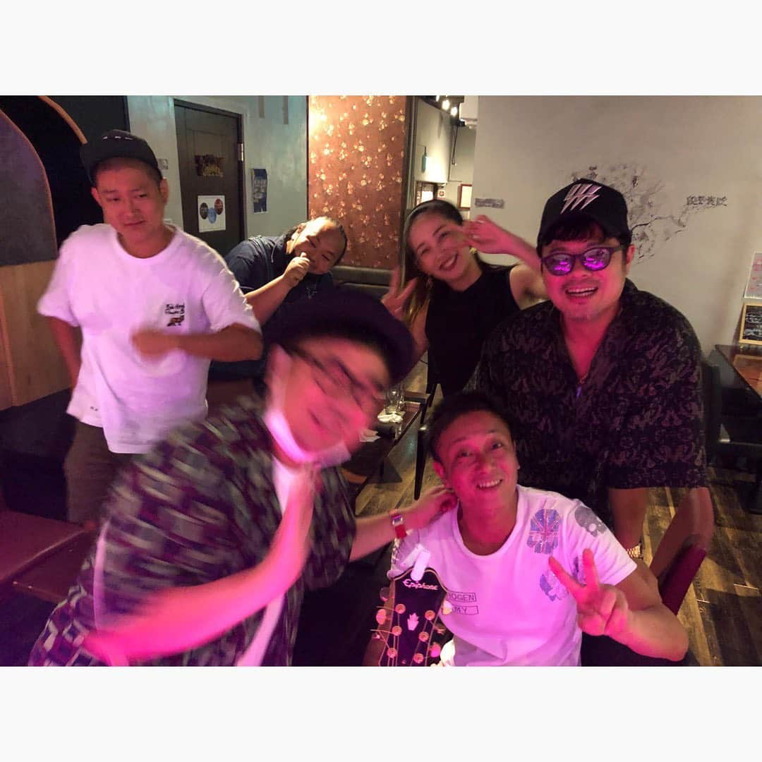 佐田正樹さんのインスタグラム写真 - (佐田正樹Instagram)「黒瀬くんと赤峯さんのお店へ‼︎ ショウきんもダイカンも‼︎ たまたま店に来た中上真亜子さんも一緒に‼︎ 赤峯さんの長渕は相変わらず最高でした‼︎ めちゃくちゃ楽しかった😊 ありがとうございました‼︎  #福岡吉本」8月13日 15時10分 - satakisama