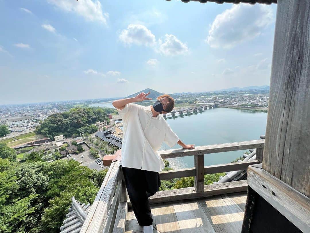 大倉士門さんのインスタグラム写真 - (大倉士門Instagram)「これは愛知県の犬山城に行った時の🏯 あの時代あの日にあの武将が見た景色を この時代この日にこの僕が見てるという。 こうゆう歴史ある建造物は結構好き🥰 愛知は仕事でむちゃくちゃ行くから もっと色んなところ見たい知りたい🫣🤭」8月13日 18時49分 - shimonsmile