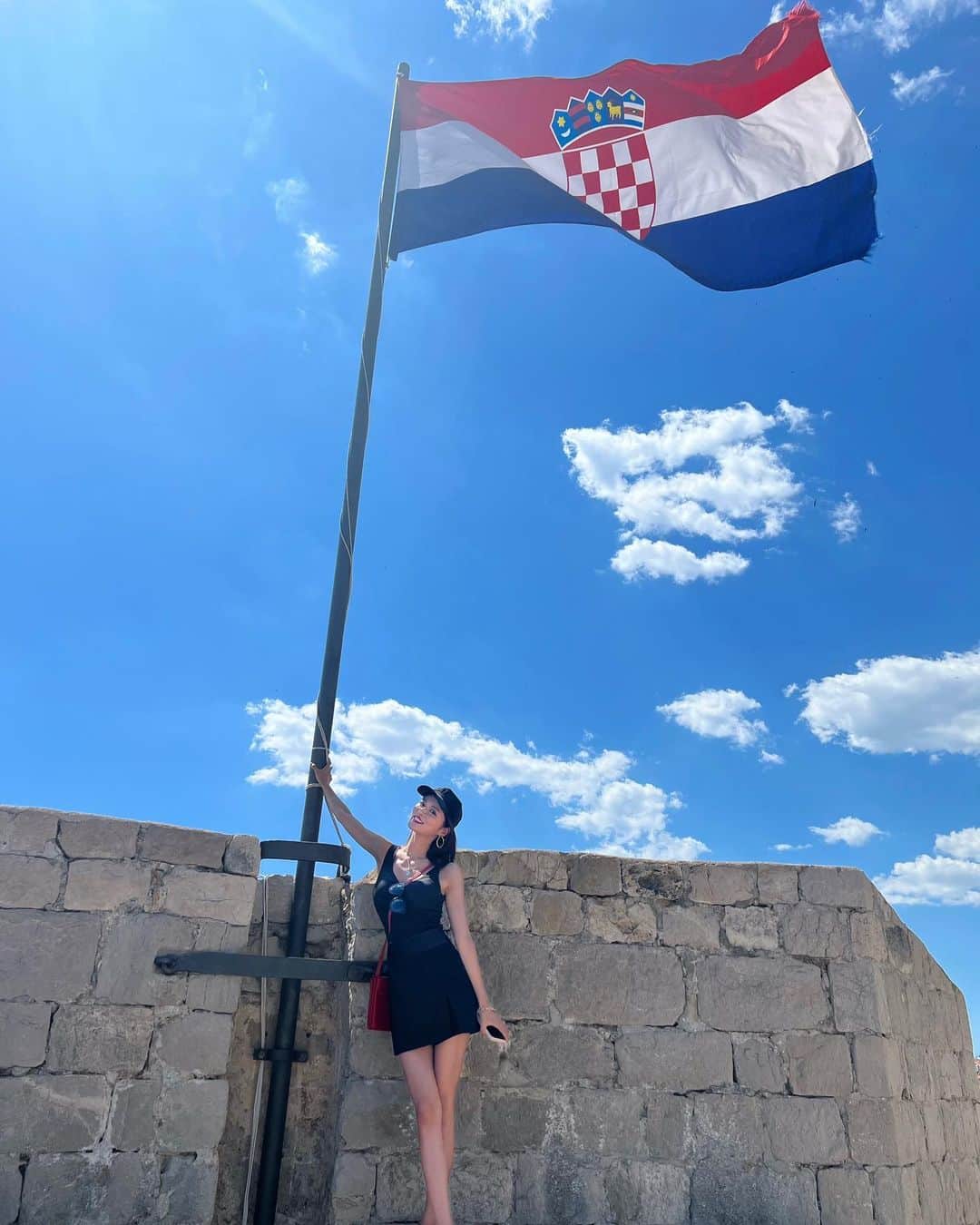 東野佑美さんのインスタグラム写真 - (東野佑美Instagram)「📍Dubrovnik, Croatia  城壁の上も登って沢山歩きました🏰 キキを意識して黒に赤の組み合わせしたの🫣笑  城壁は絶対に登った方が良いです🥹🫶  #海外旅行 #ヨーロッパ周遊 #クロアチア #ドゥブロヴニク」8月13日 19時16分 - yumi.higashino