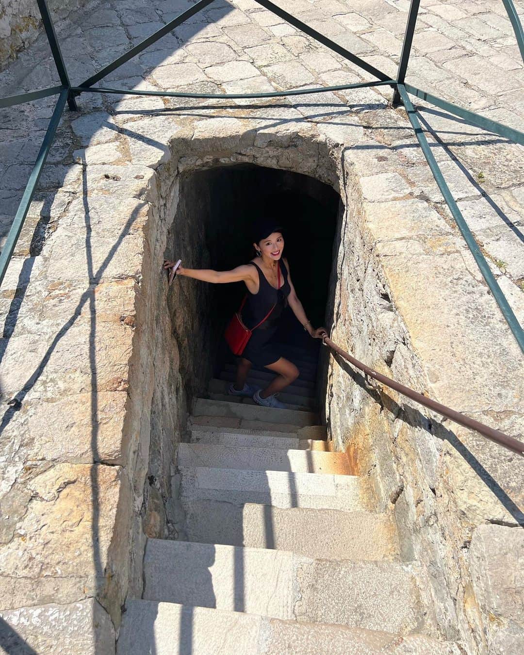 東野佑美さんのインスタグラム写真 - (東野佑美Instagram)「📍Dubrovnik, Croatia  城壁の上も登って沢山歩きました🏰 キキを意識して黒に赤の組み合わせしたの🫣笑  城壁は絶対に登った方が良いです🥹🫶  #海外旅行 #ヨーロッパ周遊 #クロアチア #ドゥブロヴニク」8月13日 19時16分 - yumi.higashino