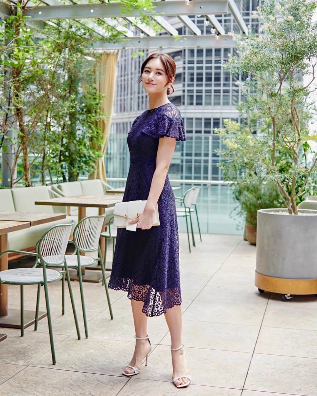 石井里奈さんのインスタグラム写真 - (石井里奈Instagram)「New Classic Dress👗 @grace_continental.div で大人気だったドレスが8/10からONLINE SHOP限定で復活👏✨ . 丈感やカラーは今の気分にアップデートされてすっごく可愛くて、どんなシーンでも長年色褪せず着用できるクラシックなドレス💗 どれも選べない🥺♥️ 昔からのグレースファンは、あ！懐かしい！というドレスが見つかるはず！ちょっと背筋を伸ばしてこのドレスを来てお出かけしたいな👗 しかもお値段も3万円代なのでグレースのなかではお買得価格！ サイズも34もあるし、結婚式にもぴったり！ . インタビュー記事も8/24に公開されるので公開されたらまたお知らせします💕 . PR @grace_continental.div  #gracecontinental #グレースコンチネンタル #newクラシックドレス #結婚式コーデ #結婚式二次会 #お呼ばれコーデ #お出かけコーデ #りなまるコーデ」8月13日 19時32分 - ri7tin1025