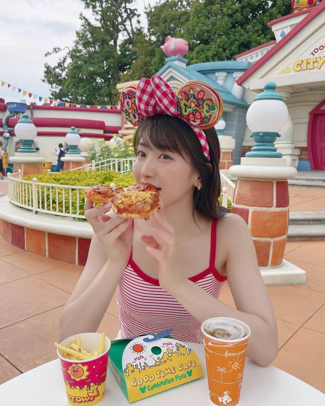 関根ささらさんのインスタグラム写真 - (関根ささらInstagram)「やっと使えたピザカチューシャ🍕❤️  #ヒューイデューイルーイのグッドタイムカフェ で #ミッキーピザ を食べました💪🏽💗  カチューシャに合わせて #韓国通販 で買った #キャミソール を合わせたよ🫶🏻お気に入り！！！🫶🏻 . . . . #ディズニーカチューシャ #ディズニーランド #東京ディズニーランド #東京ディズニーリゾート #ディズニーフード #ディズニーコーデ #disneyfood #disneyfoodie #disneyfoodblog #disneyland #disneyresort #tokyodisneyland #tdl #tdr #disneyootd #ootd #ootdfashion #disneyoutfit #disneyoutfits #disney #disneygram #ディズニーグラム」8月13日 20時10分 - sasarasekine