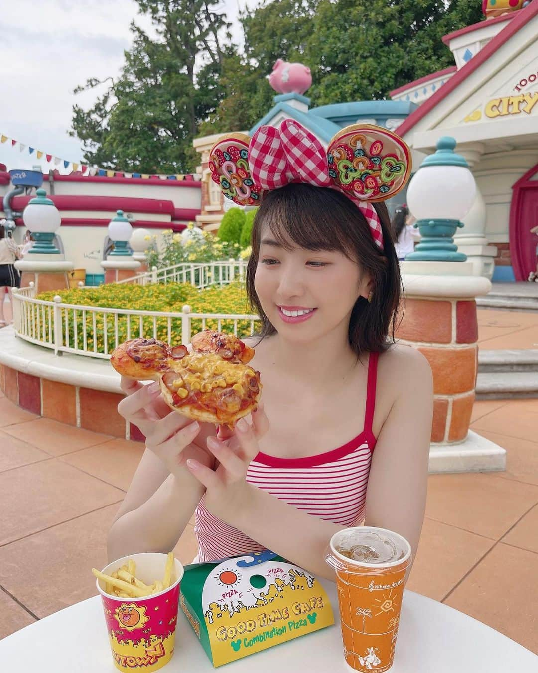 関根ささらさんのインスタグラム写真 - (関根ささらInstagram)「やっと使えたピザカチューシャ🍕❤️  #ヒューイデューイルーイのグッドタイムカフェ で #ミッキーピザ を食べました💪🏽💗  カチューシャに合わせて #韓国通販 で買った #キャミソール を合わせたよ🫶🏻お気に入り！！！🫶🏻 . . . . #ディズニーカチューシャ #ディズニーランド #東京ディズニーランド #東京ディズニーリゾート #ディズニーフード #ディズニーコーデ #disneyfood #disneyfoodie #disneyfoodblog #disneyland #disneyresort #tokyodisneyland #tdl #tdr #disneyootd #ootd #ootdfashion #disneyoutfit #disneyoutfits #disney #disneygram #ディズニーグラム」8月13日 20時10分 - sasarasekine