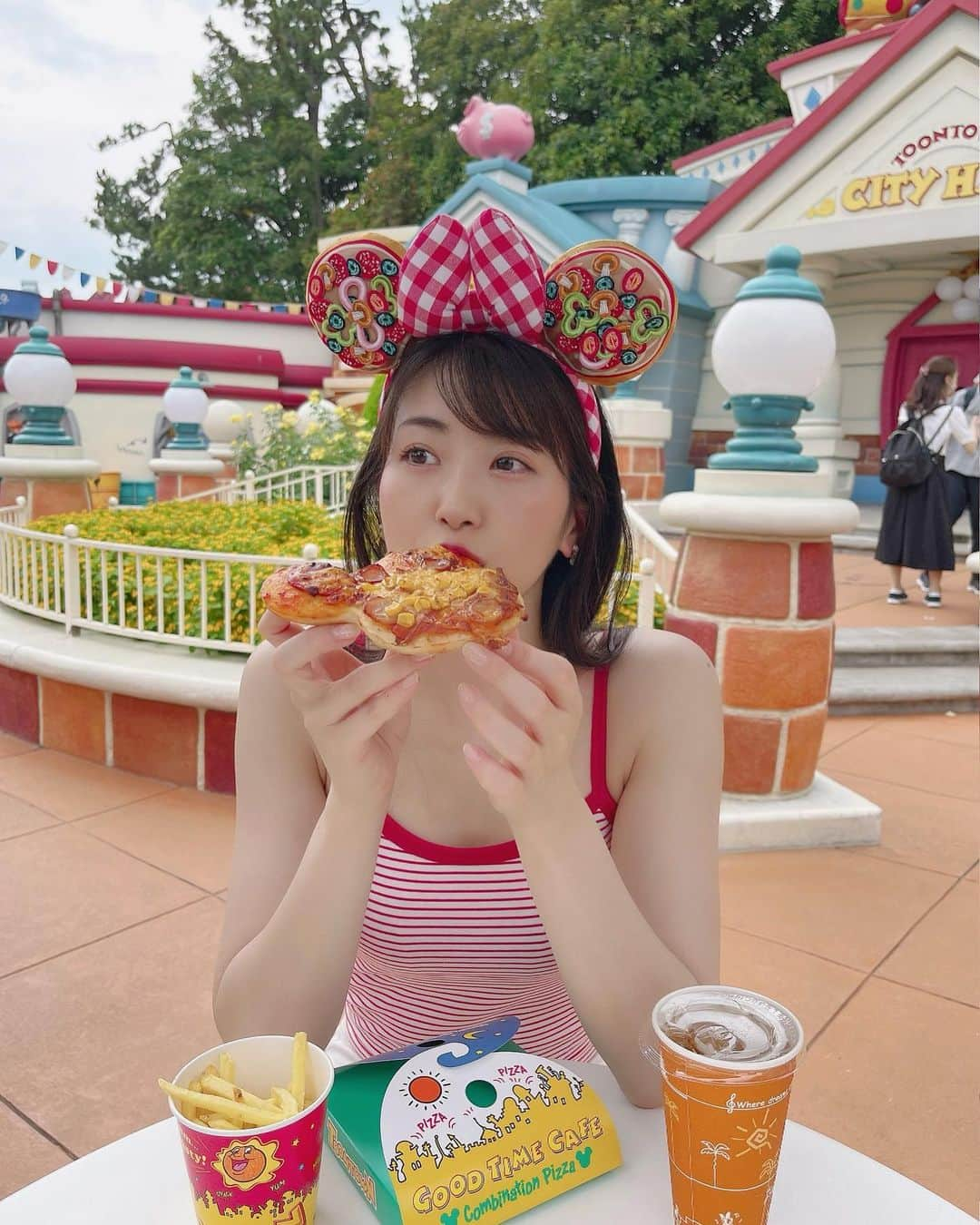 関根ささらさんのインスタグラム写真 - (関根ささらInstagram)「やっと使えたピザカチューシャ🍕❤️  #ヒューイデューイルーイのグッドタイムカフェ で #ミッキーピザ を食べました💪🏽💗  カチューシャに合わせて #韓国通販 で買った #キャミソール を合わせたよ🫶🏻お気に入り！！！🫶🏻 . . . . #ディズニーカチューシャ #ディズニーランド #東京ディズニーランド #東京ディズニーリゾート #ディズニーフード #ディズニーコーデ #disneyfood #disneyfoodie #disneyfoodblog #disneyland #disneyresort #tokyodisneyland #tdl #tdr #disneyootd #ootd #ootdfashion #disneyoutfit #disneyoutfits #disney #disneygram #ディズニーグラム」8月13日 20時10分 - sasarasekine