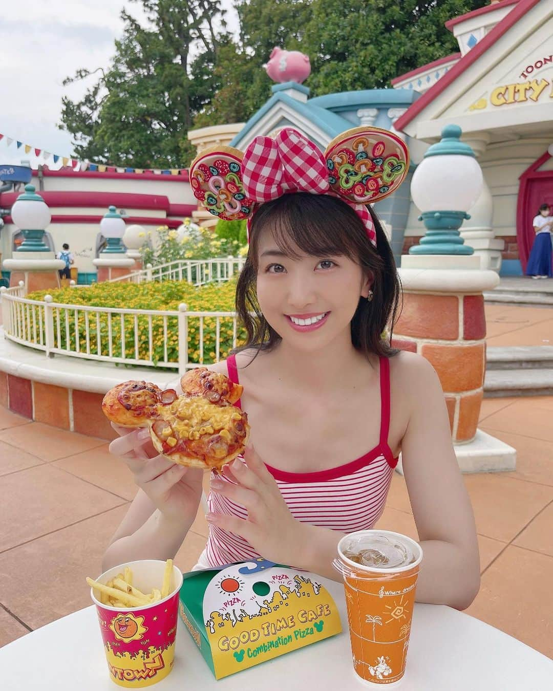 関根ささらさんのインスタグラム写真 - (関根ささらInstagram)「やっと使えたピザカチューシャ🍕❤️  #ヒューイデューイルーイのグッドタイムカフェ で #ミッキーピザ を食べました💪🏽💗  カチューシャに合わせて #韓国通販 で買った #キャミソール を合わせたよ🫶🏻お気に入り！！！🫶🏻 . . . . #ディズニーカチューシャ #ディズニーランド #東京ディズニーランド #東京ディズニーリゾート #ディズニーフード #ディズニーコーデ #disneyfood #disneyfoodie #disneyfoodblog #disneyland #disneyresort #tokyodisneyland #tdl #tdr #disneyootd #ootd #ootdfashion #disneyoutfit #disneyoutfits #disney #disneygram #ディズニーグラム」8月13日 20時10分 - sasarasekine