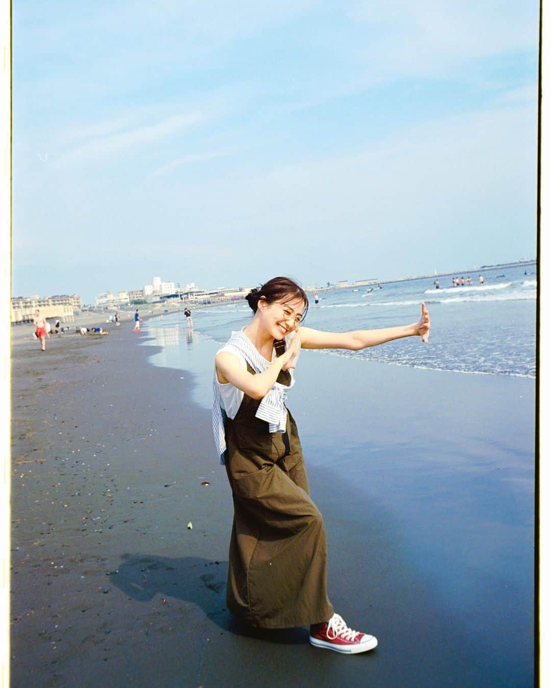 高田里穂さんのインスタグラム写真 - (高田里穂Instagram)「海、いきがち。笑顔、なりがち。 🙃 🙂 😉  8/18(木)20時〜テレ朝系 ドラマ『遺留捜査』第6話にゲスト出演します！  心込めて、演じました。ぜひ見て欲しいです☕️  #遺留捜査 #木曜ミステリー」8月13日 20時39分 - riho__takada
