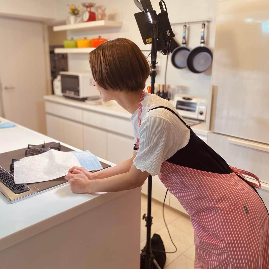 酒井瞳さんのインスタグラム写真 - (酒井瞳Instagram)「YouTubeチャンネル　@otakara.kitchen さんで お料理研究家の @kazunawada さんと一緒に楽しくクッキングしてます😆✌️  忙しい毎日の中でも料理を楽しみたい‼️ そんなみなさんへ素敵なキッチンツールとともに  おいしく・たのしく・かんたん・らくらくにできちゃう料理レシピをご紹介😆❤️ 時には今おススメのお取り寄せグルメも厳選してご紹介しますのでお楽しみにっ😁  #料理 #クッキング #cooking #おうちごはん #時短 #かんたんレシピ #レシピ #時短レシピ #ごはん #作り置き」8月13日 20時44分 - s.sakaihitomi