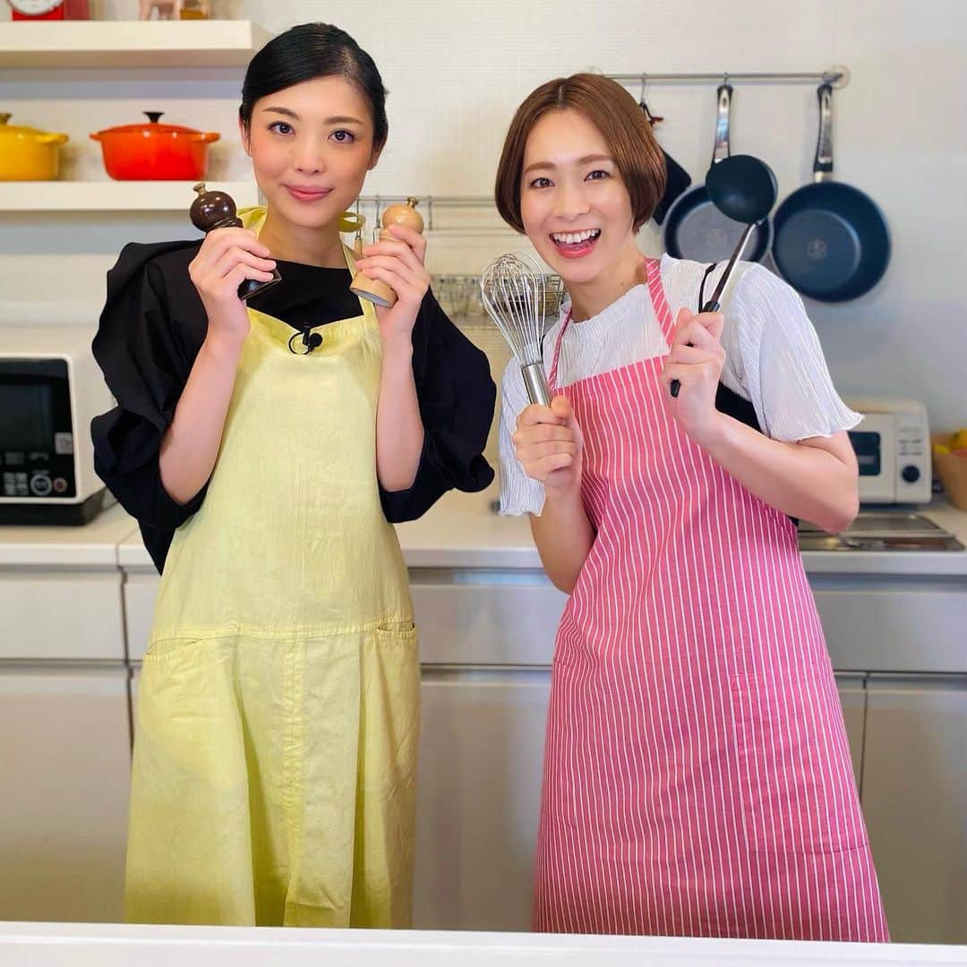 酒井瞳さんのインスタグラム写真 - (酒井瞳Instagram)「YouTubeチャンネル　@otakara.kitchen さんで お料理研究家の @kazunawada さんと一緒に楽しくクッキングしてます😆✌️  忙しい毎日の中でも料理を楽しみたい‼️ そんなみなさんへ素敵なキッチンツールとともに  おいしく・たのしく・かんたん・らくらくにできちゃう料理レシピをご紹介😆❤️ 時には今おススメのお取り寄せグルメも厳選してご紹介しますのでお楽しみにっ😁  #料理 #クッキング #cooking #おうちごはん #時短 #かんたんレシピ #レシピ #時短レシピ #ごはん #作り置き」8月13日 20時44分 - s.sakaihitomi