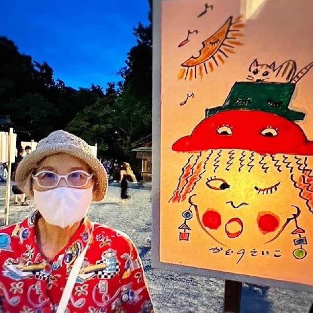 角野栄子さんのインスタグラム写真 - (角野栄子Instagram)「今年も鎌倉、鶴岡八幡宮の「ぼんぼり祭り」に、絵を描かせて頂きました。夕方、まだ空が明るいうちから、女官さんたちが、境内に立てたぼんぼりに火を灯していきます。暗くなる頃には、すべてのぼんぼりが明るく浮き立って、それは幻想的な風景を醸し出します。今年は、大河ドラマ「鎌倉殿と十三人」のためか、例年になく大勢の人が集まっていました。 私の絵はこれです。「ウィンク目とパッチリ目と猫ちゃん目」です。 このお祭りのうちわの絵も描かせていただきました。  うちわの絵は、ルーマニアで見た、にらみ窓のある家並みを思い出して描きました。  Also for this year, I drew a picture for Bonbori Festival of Tsurugaoka Hachimanguu shrine in Kamakura city.  Early in the eveing, shrine ladies lit up each Bonbori in the grounds of the shrine.  When it gets dark, every Bonboris lit up brightly, and it creates a fantastic landscape.  Maybe it’s because of TV drama titled “The 13 Lords of the Shogun”, there were unusually a lot of people this year. Here’s my picture of “Winked eyes, big eyes, and cat’s eyes”.  And I also drew a picture for a paper fan. I drew this remembering a row of houses of Romania: they have windows on the roof, and those windows seemed to glare at me!  #魔女の宅急便 #キキ #ジジ #児童文学 #児童文学好き #鎌倉 #鎌倉散歩 #鎌倉殿の13人 #鶴岡八幡宮 #ぼんぼり祭り #kikisdeliveryservice #shrine #kamakura」8月13日 21時25分 - eiko.kadono