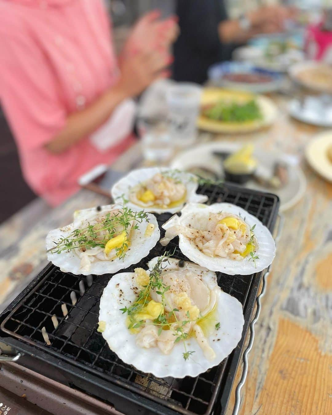 中島亜莉沙さんのインスタグラム写真 - (中島亜莉沙Instagram)「GOLF & BBQ⛳️🍖🤍  いつもお世話になってる方々と @gdo.chigasakigolf でラウンドしてから、 クラブハウスのカフェでBBQした日🙏🏻🤍  茅ヶ崎は手引きセルフで湘南の風を感じながらラウンドできました🌴 コースはフラットだけどバンカーはしっかり深い！ ドレスコード無しで行けるのも嬉しいポイント🥹🙌🏻  BBQはセルフで焼いたり、専門の方が美味しく焼いてくれました🍖 わんちゃんも一緒に入れるので、カフェのみで利用する人も多いみたい🐕🤍  ゴルフウェアは @newbalancegolf_japan だよ🫰🏻  #golf #chigasaki #bbq #ゴルフ #GDO茅ヶ崎ゴルフリンクス  #ゴルフウェア #ゴルフスイング #夏休み」8月13日 21時32分 - arisan_days