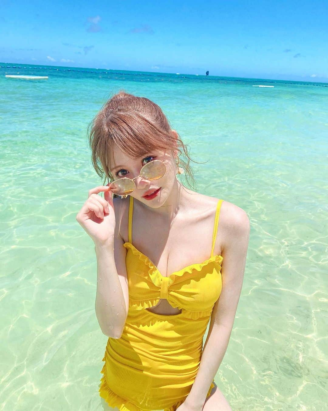 込山榛香さんのインスタグラム写真 - (込山榛香Instagram)「沖縄の海での写真達🏝☀️ ⁡ ⁡ 貝殻のイヤリングに、黄色のおNEWの水着で 海を満喫しました🐚 ⁡ ⁡初めてマリンスポーツをしてすっごく楽しかったです✨  ⁡ ⁡ #沖縄 #沖縄旅行 #海 #ビーチ #水着コーデ」8月13日 21時48分 - komiharu_official