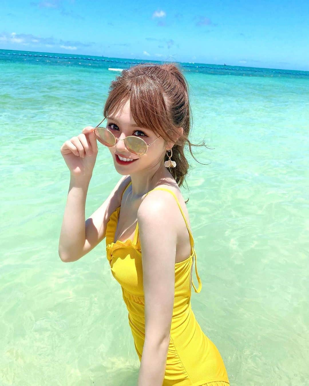 込山榛香さんのインスタグラム写真 - (込山榛香Instagram)「沖縄の海での写真達🏝☀️ ⁡ ⁡ 貝殻のイヤリングに、黄色のおNEWの水着で 海を満喫しました🐚 ⁡ ⁡初めてマリンスポーツをしてすっごく楽しかったです✨  ⁡ ⁡ #沖縄 #沖縄旅行 #海 #ビーチ #水着コーデ」8月13日 21時48分 - komiharu_official