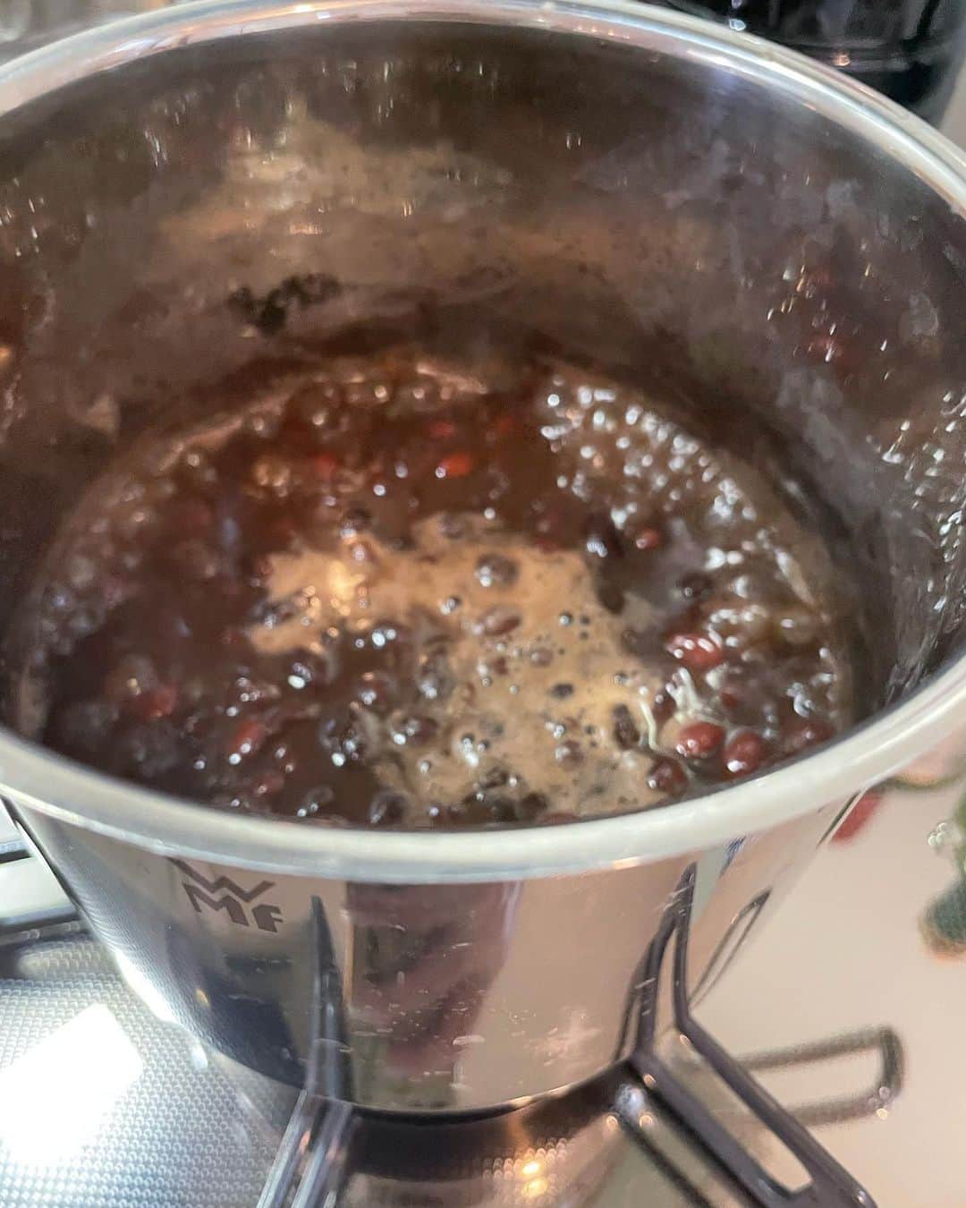 内海和子さんのインスタグラム写真 - (内海和子Instagram)「. 今朝のコトコト。 残っていた黒豆と小豆を ゆっくりと煮詰めて ヨーグルトにトッピング。 これがまた美味しい❤️ . . #手作りヨーグルト #コトコト #小豆#黒豆 #残り物#トッピング #最近やたら甘いもの食べたくなる」8月13日 21時52分 - kazukoutsumi