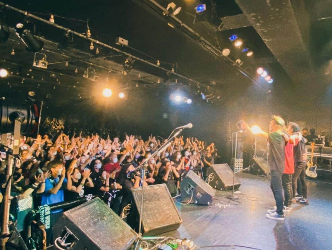 森純太さんのインスタグラム写真 - (森純太Instagram)「TOUR 2022 BRAND NEW WORLD 恵比寿LIQUIDROOM #12 ファイナル  台風の接近で皆さんの来場に影響が出ないかと心配してたんだけどそんなに大した事はなかったみたいで一安心。  ファイナルに相応しい素敵なLIVEだったよ。 とにかくみんなのパワーで沢山エネルギーをもらって、ステージ上は常に全開で挑む体勢だった。 来てくれたみんな本当にありがとう。 そして素晴らしい光景が見れたぜ！ 本当にありがとう。  配信を見てくれた皆さんもありがとう！  LIVEのコメントしてくれたら嬉しい。  ・ ・  全国各地に集まってくれたみんな！  イベンターと各地スタッフ、各地の関係者、大変お世話になりました。  サポートで本当に頑張ってくれてる 市川勝也 @katsuya.ichikawa.5  南條マネ @shoichinanjo  門池大大社長 @kadoyang  そしてツアースタッフの 小池ちゃん 南部君 @kazuki_nambu  宗君  @genyu1962   ありがとう感謝します。  このまま35thに向かって突き進んで行こう。  ・ ・ ・  #junskywalkers  #ジュンスカ #宮田和弥 #小林雅之 #市川勝也 #森純太  #恵比寿リキッドルーム  #恵比寿 #最高 #lespaulcustom  #lespaul #レスポールカスタム  #レスポール #gethappy #ツアー #ファイナル #ありがとう #thankyou」8月13日 23時23分 - juntamori