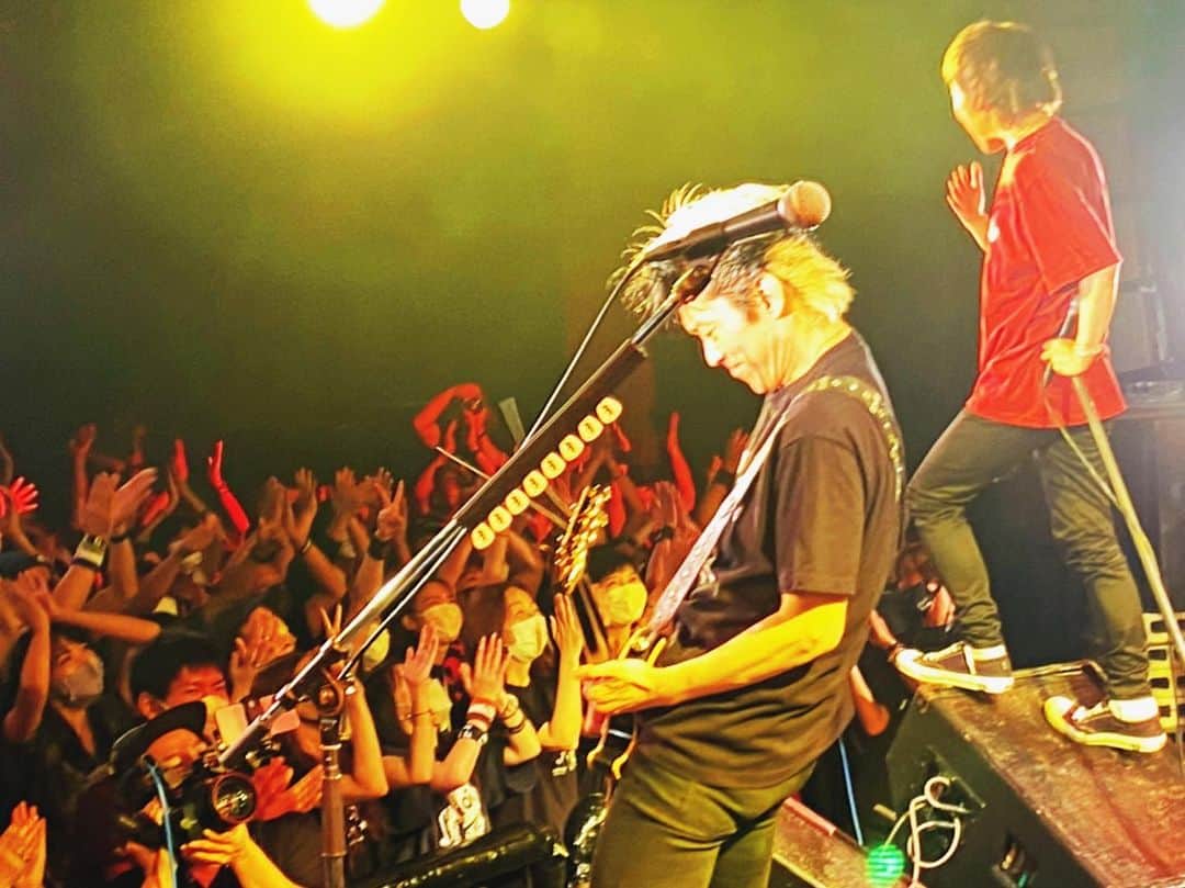 森純太さんのインスタグラム写真 - (森純太Instagram)「TOUR 2022 BRAND NEW WORLD 恵比寿LIQUIDROOM #12 ファイナル  台風の接近で皆さんの来場に影響が出ないかと心配してたんだけどそんなに大した事はなかったみたいで一安心。  ファイナルに相応しい素敵なLIVEだったよ。 とにかくみんなのパワーで沢山エネルギーをもらって、ステージ上は常に全開で挑む体勢だった。 来てくれたみんな本当にありがとう。 そして素晴らしい光景が見れたぜ！ 本当にありがとう。  配信を見てくれた皆さんもありがとう！  LIVEのコメントしてくれたら嬉しい。  ・ ・  全国各地に集まってくれたみんな！  イベンターと各地スタッフ、各地の関係者、大変お世話になりました。  サポートで本当に頑張ってくれてる 市川勝也 @katsuya.ichikawa.5  南條マネ @shoichinanjo  門池大大社長 @kadoyang  そしてツアースタッフの 小池ちゃん 南部君 @kazuki_nambu  宗君  @genyu1962   ありがとう感謝します。  このまま35thに向かって突き進んで行こう。  ・ ・ ・  #junskywalkers  #ジュンスカ #宮田和弥 #小林雅之 #市川勝也 #森純太  #恵比寿リキッドルーム  #恵比寿 #最高 #lespaulcustom  #lespaul #レスポールカスタム  #レスポール #gethappy #ツアー #ファイナル #ありがとう #thankyou」8月13日 23時23分 - juntamori