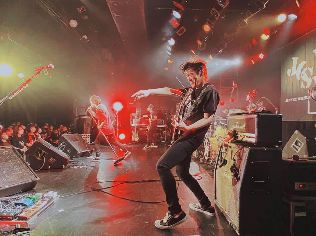 森純太さんのインスタグラム写真 - (森純太Instagram)「TOUR 2022 BRAND NEW WORLD 恵比寿LIQUIDROOM #12 ファイナル  台風の接近で皆さんの来場に影響が出ないかと心配してたんだけどそんなに大した事はなかったみたいで一安心。  ファイナルに相応しい素敵なLIVEだったよ。 とにかくみんなのパワーで沢山エネルギーをもらって、ステージ上は常に全開で挑む体勢だった。 来てくれたみんな本当にありがとう。 そして素晴らしい光景が見れたぜ！ 本当にありがとう。  配信を見てくれた皆さんもありがとう！  LIVEのコメントしてくれたら嬉しい。  ・ ・  全国各地に集まってくれたみんな！  イベンターと各地スタッフ、各地の関係者、大変お世話になりました。  サポートで本当に頑張ってくれてる 市川勝也 @katsuya.ichikawa.5  南條マネ @shoichinanjo  門池大大社長 @kadoyang  そしてツアースタッフの 小池ちゃん 南部君 @kazuki_nambu  宗君  @genyu1962   ありがとう感謝します。  このまま35thに向かって突き進んで行こう。  ・ ・ ・  #junskywalkers  #ジュンスカ #宮田和弥 #小林雅之 #市川勝也 #森純太  #恵比寿リキッドルーム  #恵比寿 #最高 #lespaulcustom  #lespaul #レスポールカスタム  #レスポール #gethappy #ツアー #ファイナル #ありがとう #thankyou」8月13日 23時23分 - juntamori