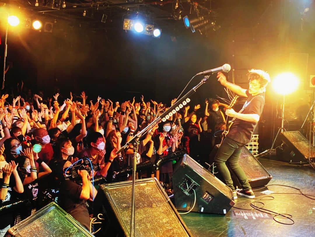 森純太さんのインスタグラム写真 - (森純太Instagram)「TOUR 2022 BRAND NEW WORLD 恵比寿LIQUIDROOM #12 ファイナル  台風の接近で皆さんの来場に影響が出ないかと心配してたんだけどそんなに大した事はなかったみたいで一安心。  ファイナルに相応しい素敵なLIVEだったよ。 とにかくみんなのパワーで沢山エネルギーをもらって、ステージ上は常に全開で挑む体勢だった。 来てくれたみんな本当にありがとう。 そして素晴らしい光景が見れたぜ！ 本当にありがとう。  配信を見てくれた皆さんもありがとう！  LIVEのコメントしてくれたら嬉しい。  ・ ・  全国各地に集まってくれたみんな！  イベンターと各地スタッフ、各地の関係者、大変お世話になりました。  サポートで本当に頑張ってくれてる 市川勝也 @katsuya.ichikawa.5  南條マネ @shoichinanjo  門池大大社長 @kadoyang  そしてツアースタッフの 小池ちゃん 南部君 @kazuki_nambu  宗君  @genyu1962   ありがとう感謝します。  このまま35thに向かって突き進んで行こう。  ・ ・ ・  #junskywalkers  #ジュンスカ #宮田和弥 #小林雅之 #市川勝也 #森純太  #恵比寿リキッドルーム  #恵比寿 #最高 #lespaulcustom  #lespaul #レスポールカスタム  #レスポール #gethappy #ツアー #ファイナル #ありがとう #thankyou」8月13日 23時23分 - juntamori