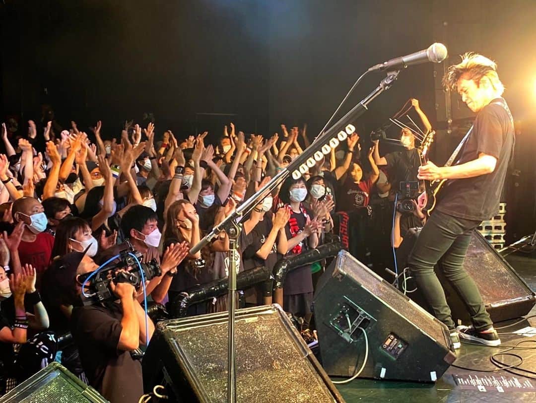 森純太さんのインスタグラム写真 - (森純太Instagram)「TOUR 2022 BRAND NEW WORLD 恵比寿LIQUIDROOM #12 ファイナル  台風の接近で皆さんの来場に影響が出ないかと心配してたんだけどそんなに大した事はなかったみたいで一安心。  ファイナルに相応しい素敵なLIVEだったよ。 とにかくみんなのパワーで沢山エネルギーをもらって、ステージ上は常に全開で挑む体勢だった。 来てくれたみんな本当にありがとう。 そして素晴らしい光景が見れたぜ！ 本当にありがとう。  配信を見てくれた皆さんもありがとう！  LIVEのコメントしてくれたら嬉しい。  ・ ・  全国各地に集まってくれたみんな！  イベンターと各地スタッフ、各地の関係者、大変お世話になりました。  サポートで本当に頑張ってくれてる 市川勝也 @katsuya.ichikawa.5  南條マネ @shoichinanjo  門池大大社長 @kadoyang  そしてツアースタッフの 小池ちゃん 南部君 @kazuki_nambu  宗君  @genyu1962   ありがとう感謝します。  このまま35thに向かって突き進んで行こう。  ・ ・ ・  #junskywalkers  #ジュンスカ #宮田和弥 #小林雅之 #市川勝也 #森純太  #恵比寿リキッドルーム  #恵比寿 #最高 #lespaulcustom  #lespaul #レスポールカスタム  #レスポール #gethappy #ツアー #ファイナル #ありがとう #thankyou」8月13日 23時23分 - juntamori