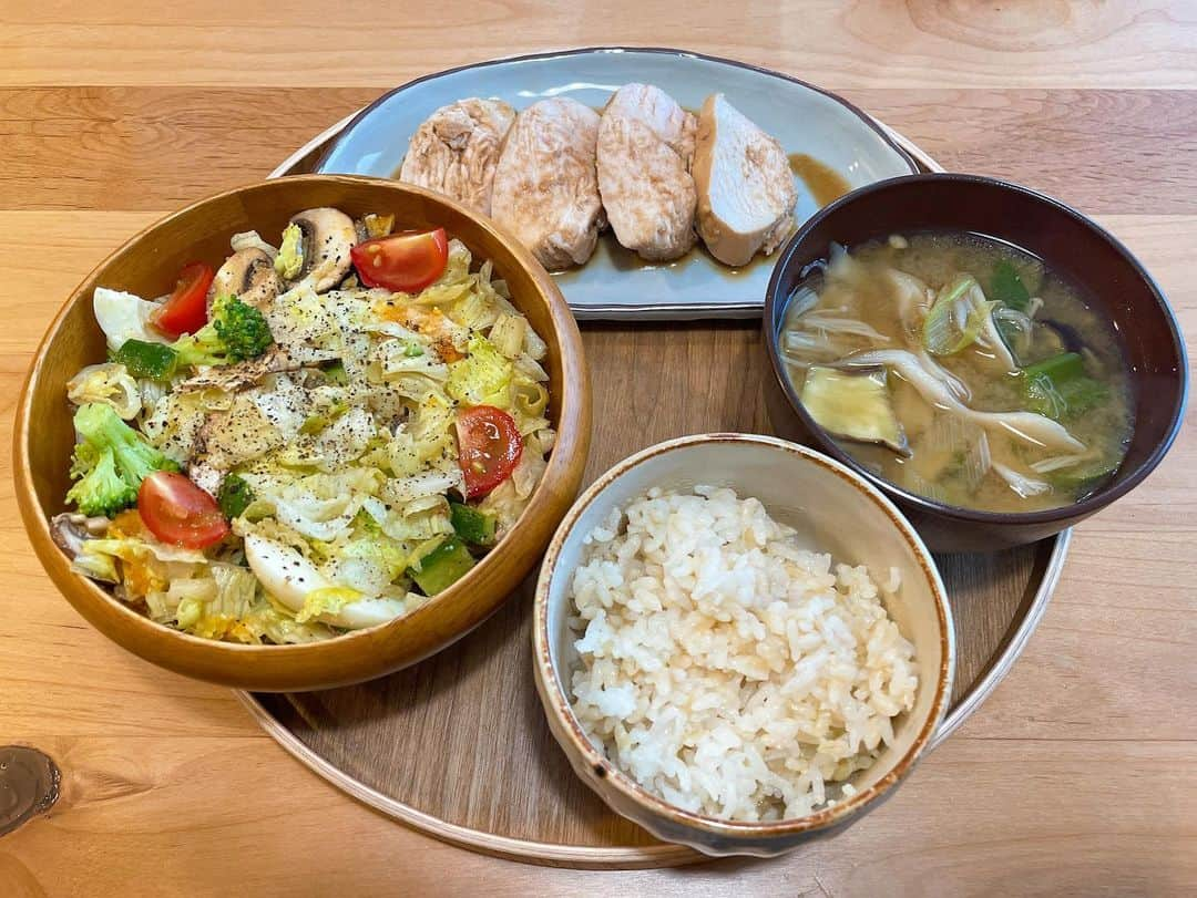 坪井ミサトさんのインスタグラム写真 - (坪井ミサトInstagram)「最近の #ミサト飯 🍴  まとめてupごめんなさい🙇‍♀️ いつの間にか溜まってました🤣笑  ⚫︎1枚目 カジキマグロのソテー薬味のせ (この薬味何でも使えるし 美味しすぎるのでオススメ)  ⚫︎2枚目 鶏ハムとレタスのチョップドサラダ  ⚫︎3枚目 冷しゃぶサラダとナスの煮浸し  ⚫︎4枚目 むね肉のチーズ焼き  家ご飯は、いかに美味しくヘルシーにできるか！！ PFCバランス意識❤️‍🔥  工夫していることは タンパク質豊富な食材をメインに。 残りはお野菜中心で、 食物繊維も忘れずに。 おかげさまで毎日お通じ最高です🫡  朝と昼に炭水化物しっかり食べてます👍  レシピ気になるのありましたら また載せますのでコメントどうぞ🫶  #ミサト飯 #料理 #家ご飯 #cooking #趣味の料理 #healthy #ヘルシー #pfcバランス #栄養 #栄養食 #健康食 #健康」8月13日 23時35分 - misato1030