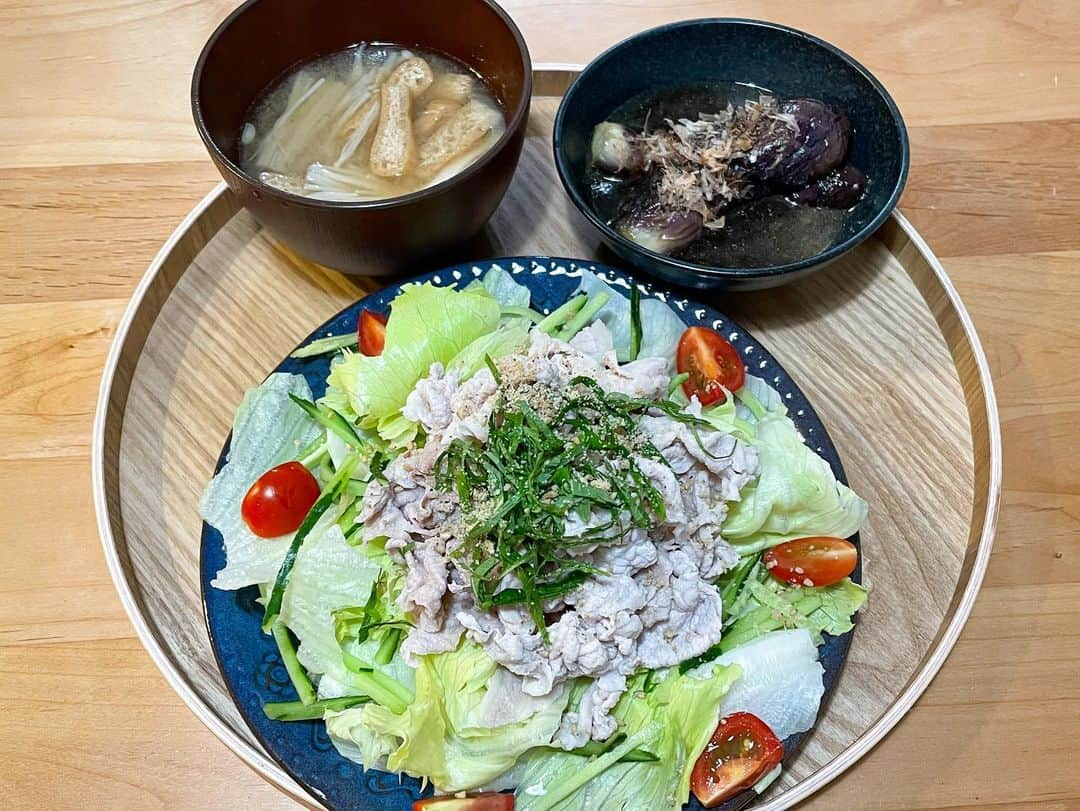 坪井ミサトさんのインスタグラム写真 - (坪井ミサトInstagram)「最近の #ミサト飯 🍴  まとめてupごめんなさい🙇‍♀️ いつの間にか溜まってました🤣笑  ⚫︎1枚目 カジキマグロのソテー薬味のせ (この薬味何でも使えるし 美味しすぎるのでオススメ)  ⚫︎2枚目 鶏ハムとレタスのチョップドサラダ  ⚫︎3枚目 冷しゃぶサラダとナスの煮浸し  ⚫︎4枚目 むね肉のチーズ焼き  家ご飯は、いかに美味しくヘルシーにできるか！！ PFCバランス意識❤️‍🔥  工夫していることは タンパク質豊富な食材をメインに。 残りはお野菜中心で、 食物繊維も忘れずに。 おかげさまで毎日お通じ最高です🫡  朝と昼に炭水化物しっかり食べてます👍  レシピ気になるのありましたら また載せますのでコメントどうぞ🫶  #ミサト飯 #料理 #家ご飯 #cooking #趣味の料理 #healthy #ヘルシー #pfcバランス #栄養 #栄養食 #健康食 #健康」8月13日 23時35分 - misato1030