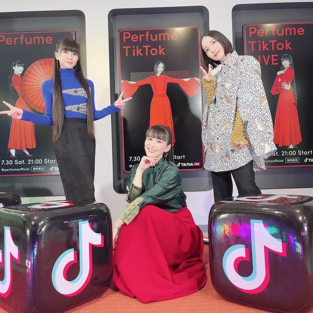 Perfumeさんのインスタグラム写真 - (PerfumeInstagram)「#PerfumeTikTokLIVE  ありがとうございました👏👏👏  多くの人にご視聴いただき コメントを通して皆さんと お話しできてとても楽しい時間を 過ごせたPerfumeでした🌎💫  次は、、、 Perfume 9th Tour "PLASMA"にて お会いしましょう！！  Thank you for tuning into #PerfumeTikTokLIVE tonight🌍💫 Had so much fun taking to you all through the comments✨ See you again at our tour coming next week!  #prfm」8月13日 23時42分 - prfm_official