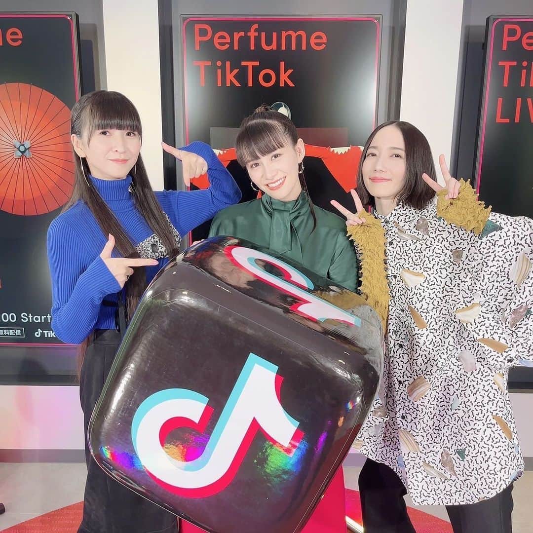 Perfumeさんのインスタグラム写真 - (PerfumeInstagram)「#PerfumeTikTokLIVE  ありがとうございました👏👏👏  多くの人にご視聴いただき コメントを通して皆さんと お話しできてとても楽しい時間を 過ごせたPerfumeでした🌎💫  次は、、、 Perfume 9th Tour "PLASMA"にて お会いしましょう！！  Thank you for tuning into #PerfumeTikTokLIVE tonight🌍💫 Had so much fun taking to you all through the comments✨ See you again at our tour coming next week!  #prfm」8月13日 23時42分 - prfm_official