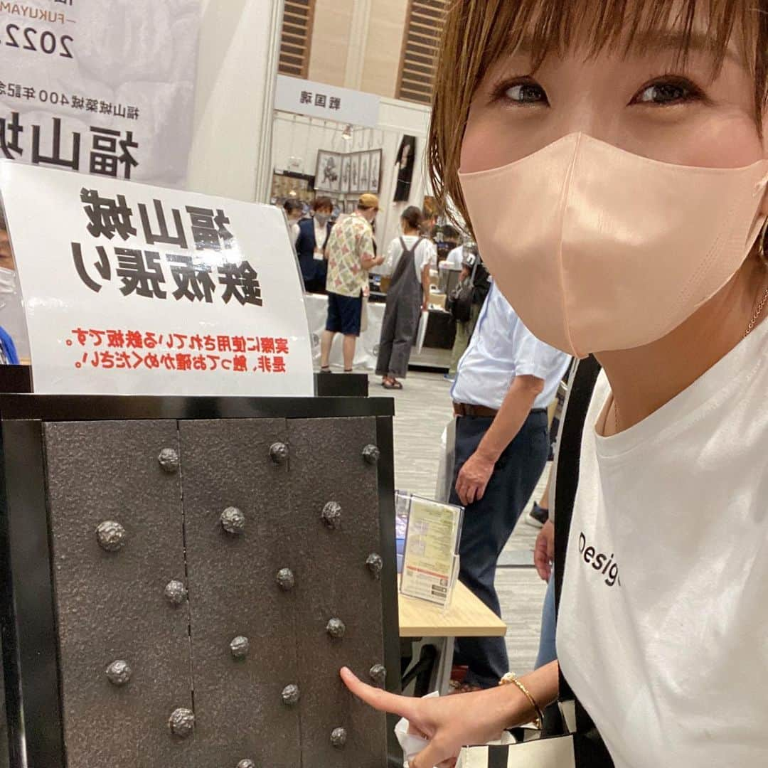 きゃっするひとみーさんのインスタグラム写真 - (きゃっするひとみーInstagram)「グランフロン大阪で開催されてる　#お城フェス　🏯🏯🏯🏯🏯❤️  お城好きが集まるフェフ！😂🏯に行ってきました☺️❤️  初日のこの日は、お城好きじゃない方も知ってるはず？？ 千田先生が大坂冬の陣図から読み解く豊臣大坂城と真田丸のお話があるので、それ目がけて✨✨千田先生の著書ももちろんいくつも持ってますが、生でお話しを聞くのは初めて🥺  とても丁寧でわかりやすく、そして面白い！笑 聞き終わった後は今すぐ大坂城跡地を想像しながら走りに行きたくなりましたね🏯😂 まだまだ新しい大阪城の魅力！！歴史は諸説ありやからこそ面白いなーとも思うし、豊臣大坂城は徳川に【埋められた】ことによって今こんなにもいろんな考察ができるから、お城好きにはたまらないんですよね。。  ただ潰しただけならまたちがう大阪城でしたよね。  （なぜ大坂が大阪表記になったか知ってる大阪人は何割くらいなんやろ。。）  来月は関ヶ原合戦ランもあるので関ヶ原ゆかりのお城のブースもたくさん見たり、関西の国宝✨✨姫路城ブースでもお話しできたり☺️ 来年の姫路城マラソンのときは姫路城案内ランをしたいんですよね☺️❤️❤️  開催中毎日行きたかったし、全部のイベントの話聞きたかった😭😭  行ったことあるお城のブースは自信持って楽しめるし、新しく魅力を知るお城もあったり🏯✨  たっくさん資料いただいたので、穴が開くまでみます！笑  あーーーーー幸せないちにちやったー😭❤️❤️❤️  14日まで開催してるので、ご都合の合う方は是非！！」8月14日 0時04分 - takaxjumppp