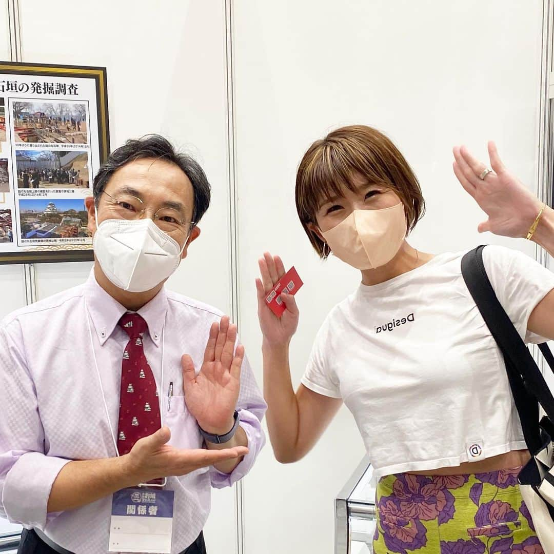 きゃっするひとみーさんのインスタグラム写真 - (きゃっするひとみーInstagram)「グランフロン大阪で開催されてる　#お城フェス　🏯🏯🏯🏯🏯❤️  お城好きが集まるフェフ！😂🏯に行ってきました☺️❤️  初日のこの日は、お城好きじゃない方も知ってるはず？？ 千田先生が大坂冬の陣図から読み解く豊臣大坂城と真田丸のお話があるので、それ目がけて✨✨千田先生の著書ももちろんいくつも持ってますが、生でお話しを聞くのは初めて🥺  とても丁寧でわかりやすく、そして面白い！笑 聞き終わった後は今すぐ大坂城跡地を想像しながら走りに行きたくなりましたね🏯😂 まだまだ新しい大阪城の魅力！！歴史は諸説ありやからこそ面白いなーとも思うし、豊臣大坂城は徳川に【埋められた】ことによって今こんなにもいろんな考察ができるから、お城好きにはたまらないんですよね。。  ただ潰しただけならまたちがう大阪城でしたよね。  （なぜ大坂が大阪表記になったか知ってる大阪人は何割くらいなんやろ。。）  来月は関ヶ原合戦ランもあるので関ヶ原ゆかりのお城のブースもたくさん見たり、関西の国宝✨✨姫路城ブースでもお話しできたり☺️ 来年の姫路城マラソンのときは姫路城案内ランをしたいんですよね☺️❤️❤️  開催中毎日行きたかったし、全部のイベントの話聞きたかった😭😭  行ったことあるお城のブースは自信持って楽しめるし、新しく魅力を知るお城もあったり🏯✨  たっくさん資料いただいたので、穴が開くまでみます！笑  あーーーーー幸せないちにちやったー😭❤️❤️❤️  14日まで開催してるので、ご都合の合う方は是非！！」8月14日 0時04分 - takaxjumppp