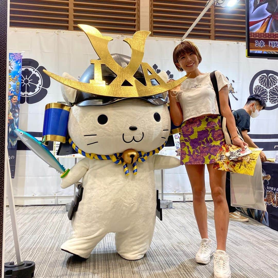 きゃっするひとみーさんのインスタグラム写真 - (きゃっするひとみーInstagram)「グランフロン大阪で開催されてる　#お城フェス　🏯🏯🏯🏯🏯❤️  お城好きが集まるフェフ！😂🏯に行ってきました☺️❤️  初日のこの日は、お城好きじゃない方も知ってるはず？？ 千田先生が大坂冬の陣図から読み解く豊臣大坂城と真田丸のお話があるので、それ目がけて✨✨千田先生の著書ももちろんいくつも持ってますが、生でお話しを聞くのは初めて🥺  とても丁寧でわかりやすく、そして面白い！笑 聞き終わった後は今すぐ大坂城跡地を想像しながら走りに行きたくなりましたね🏯😂 まだまだ新しい大阪城の魅力！！歴史は諸説ありやからこそ面白いなーとも思うし、豊臣大坂城は徳川に【埋められた】ことによって今こんなにもいろんな考察ができるから、お城好きにはたまらないんですよね。。  ただ潰しただけならまたちがう大阪城でしたよね。  （なぜ大坂が大阪表記になったか知ってる大阪人は何割くらいなんやろ。。）  来月は関ヶ原合戦ランもあるので関ヶ原ゆかりのお城のブースもたくさん見たり、関西の国宝✨✨姫路城ブースでもお話しできたり☺️ 来年の姫路城マラソンのときは姫路城案内ランをしたいんですよね☺️❤️❤️  開催中毎日行きたかったし、全部のイベントの話聞きたかった😭😭  行ったことあるお城のブースは自信持って楽しめるし、新しく魅力を知るお城もあったり🏯✨  たっくさん資料いただいたので、穴が開くまでみます！笑  あーーーーー幸せないちにちやったー😭❤️❤️❤️  14日まで開催してるので、ご都合の合う方は是非！！」8月14日 0時04分 - takaxjumppp