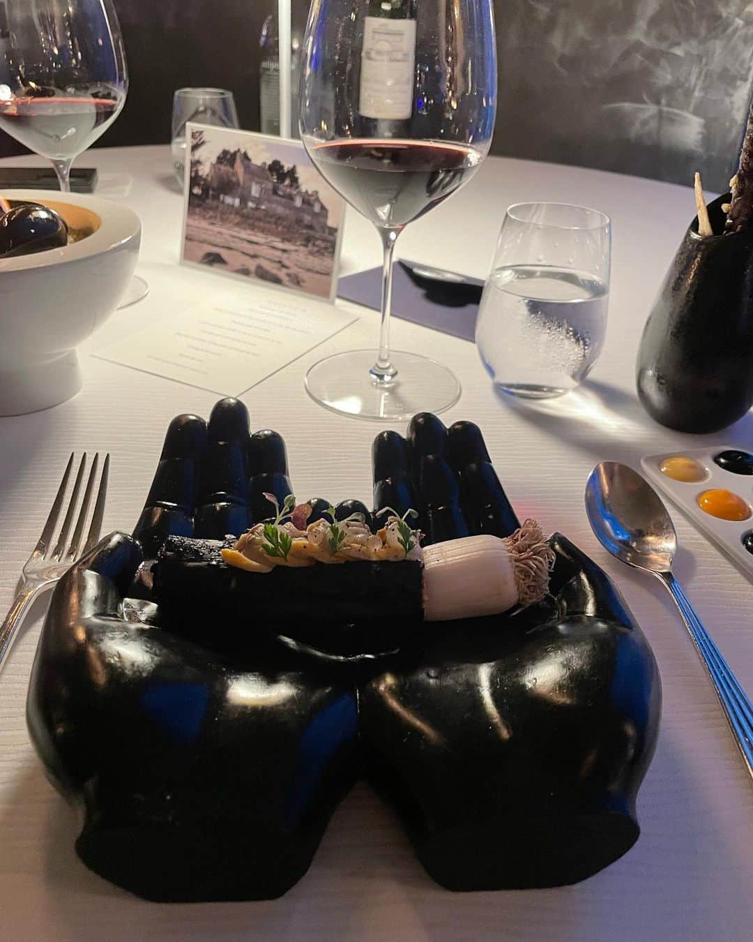 岩波彩華さんのインスタグラム写真 - (岩波彩華Instagram)「Atlantis The Palmの中にあるミシュラン一つ星の Ossianoでディナーを頂きました🍽✨  アクアリウムの中にいるみたいな素敵な雰囲気🐟 お料理一つ一つに物語と意味があり、丁寧な説明を聞きながらのお食事でした。ペアリングのワインも普段グラスで頂けないような貴重なワインばかりで大満足☺️🍷💕素晴らしいソムリエさんだった！  Gregoire Bergerシェフは気さくな方で 日本のレストランに とーーーってもお詳しい👨‍🍳👏🏻  サービスも完璧でまた行きたいレストランのひとつです🥰  #dubai #mylook #fashion #model  #japan #tokyo #japanesegirl #follow #撮影 #粉我 #照片 #时装 #漂亮 #我倒 #我的最愛 #攝影 #followme #高身長女子 #팔로미 #뷰티스타그램 #전신샷 #좋아요 #좋아요환영」8月14日 0時49分 - syk.i