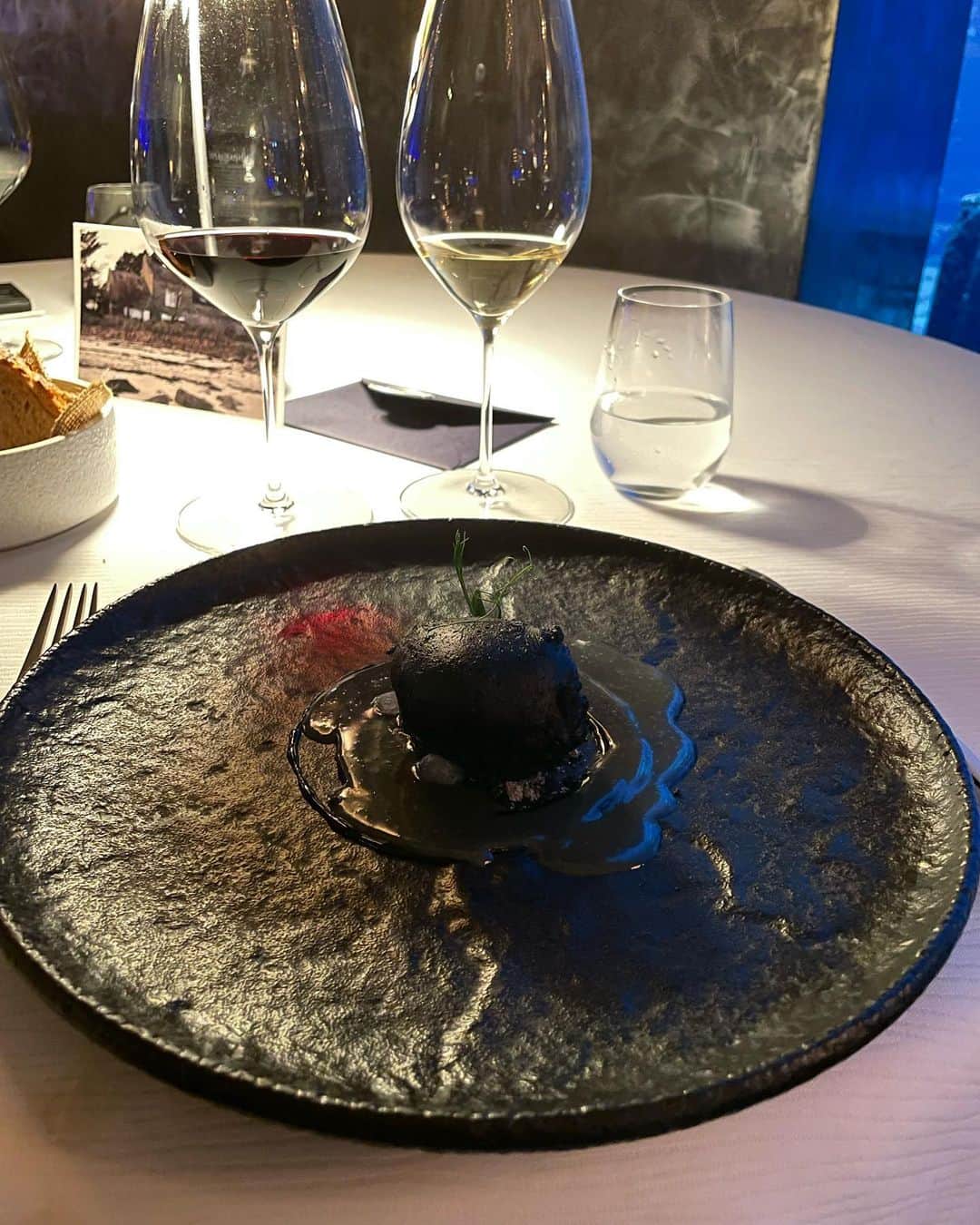 岩波彩華さんのインスタグラム写真 - (岩波彩華Instagram)「Atlantis The Palmの中にあるミシュラン一つ星の Ossianoでディナーを頂きました🍽✨  アクアリウムの中にいるみたいな素敵な雰囲気🐟 お料理一つ一つに物語と意味があり、丁寧な説明を聞きながらのお食事でした。ペアリングのワインも普段グラスで頂けないような貴重なワインばかりで大満足☺️🍷💕素晴らしいソムリエさんだった！  Gregoire Bergerシェフは気さくな方で 日本のレストランに とーーーってもお詳しい👨‍🍳👏🏻  サービスも完璧でまた行きたいレストランのひとつです🥰  #dubai #mylook #fashion #model  #japan #tokyo #japanesegirl #follow #撮影 #粉我 #照片 #时装 #漂亮 #我倒 #我的最愛 #攝影 #followme #高身長女子 #팔로미 #뷰티스타그램 #전신샷 #좋아요 #좋아요환영」8月14日 0時49分 - syk.i
