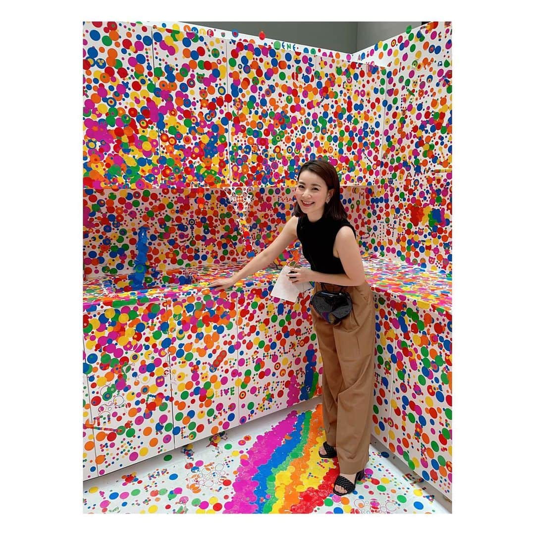 秋元玲奈さんのインスタグラム写真 - (秋元玲奈Instagram)「Tate Modernの Yayoi Kusama's obliteration room。 真っ白の部屋に訪れた人達が自由に水玉のシールを貼ることで完成されるアート。 圧巻の空間に親子で大興奮✨  #london #londonlife #ロンドン日記 #tatemodern  #yayoikusama #obliterationroom」8月14日 5時45分 - rena_akimoto