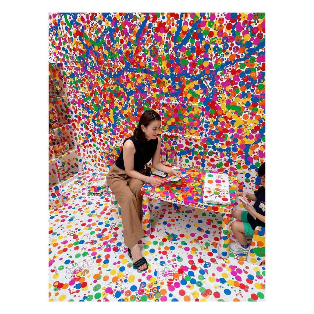 秋元玲奈さんのインスタグラム写真 - (秋元玲奈Instagram)「Tate Modernの Yayoi Kusama's obliteration room。 真っ白の部屋に訪れた人達が自由に水玉のシールを貼ることで完成されるアート。 圧巻の空間に親子で大興奮✨  #london #londonlife #ロンドン日記 #tatemodern  #yayoikusama #obliterationroom」8月14日 5時45分 - rena_akimoto