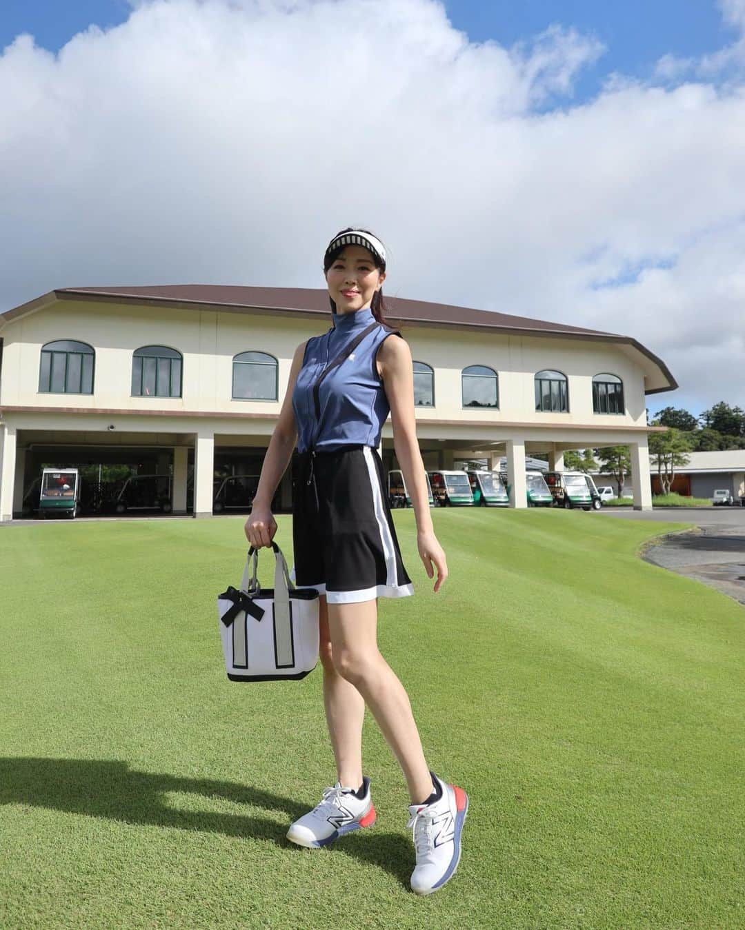 ImotoEtsuyo さんのインスタグラム写真 - (ImotoEtsuyo Instagram)「#おはようございます  ・ 先日は #ゴールド木更津カントリークラブ で ラウンド。 ・ ・ 素敵女子達との 様子はまた別投稿させて頂きます♪♪♪ ・ ・ この日の　 #golfwear  #ワンピース #カートバッグ  #サンバイザー  全て  @lanvin_sport_official  ・ モダンでエレガントなイメージの レイヤード風の ブロッキングデザインワンピース🤍  トップス側はリサイクルポリエステルの ベア天竺を使用。 ・  ・ #パター は @zenith_putter  ・ ・ #ゴルフシューズ  @newbalancegolf_japan  ・ #ゴルフウェア  #ランバンスポール#LANVINSPORT #ゴルフ @lanvin_sport_official  #golf  #ゴルフコーデ  #ゴルフファッション　 #golfwear」8月14日 8時56分 - bisuhada