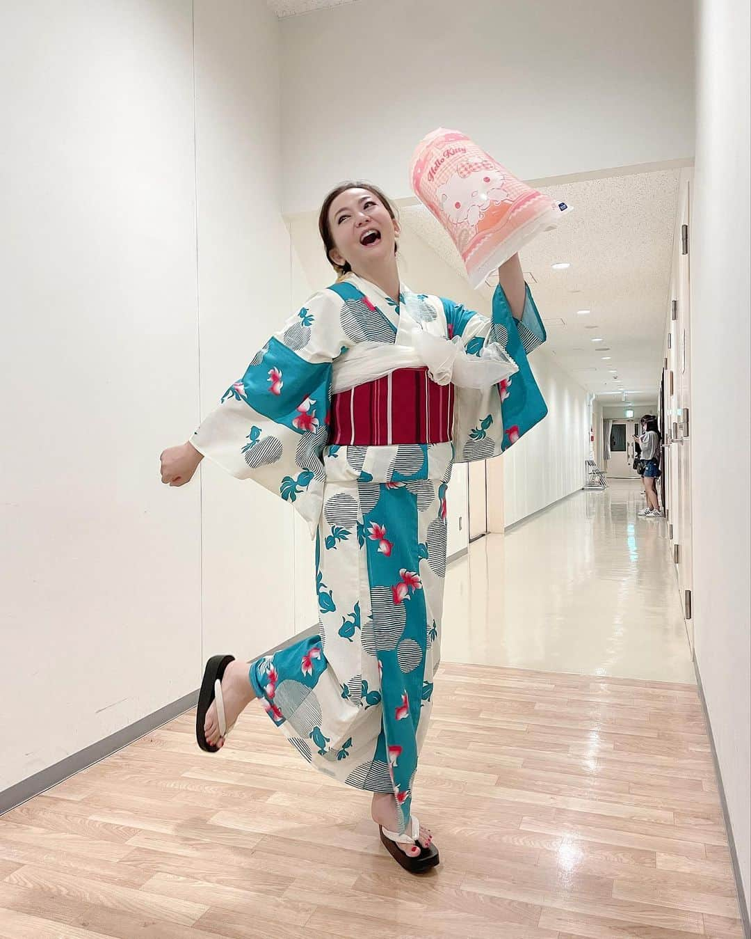 華原朋美さんのインスタグラム写真 - (華原朋美Instagram)「昨日の相馬盆踊り大会で着た浴衣です💕 金魚ちゃんにしました🌸 実は相馬盆踊りで踊ってる方々の中にまぎれこんで相馬市の皆さまと一緒に私も踊っちゃった😍　 楽しかったぁ〜💕🌸 わたあめ買ったら大好きなキティちゃんの袋に、わたあめ入れてくれたの😍❤️🌸💕🎆 浴衣着るのも昨日がこの夏最後。 相馬市の皆さまとの楽しく優しい夏の思い出になりました❤️ 相馬市のみなさーん😍 相馬盆踊り大会が終わって相馬市の皆さんとバイバイしてから、私、温泉が大好きなんです♨️温泉に入ってサウナも入って1時間半まったりゆったりさせて頂きました福島ってとっても最高でした🌸 ありがとうございました🎆 今から福島出まーす。 #華原朋美　#相馬市　#相馬盆踊りを踊ってる姿をYouTubeに載せちゃった　#キティちゃん　#わたあめ　#飯坂温泉　#吉川屋　#ホテル　#温泉」8月14日 12時14分 - tomomi_kakala