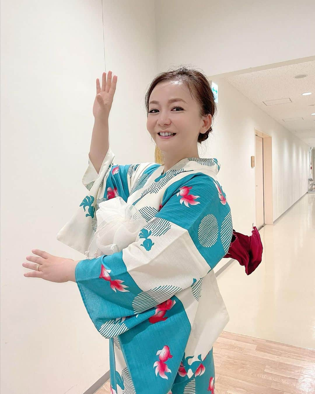 華原朋美さんのインスタグラム写真 - (華原朋美Instagram)「昨日の相馬盆踊り大会で着た浴衣です💕 金魚ちゃんにしました🌸 実は相馬盆踊りで踊ってる方々の中にまぎれこんで相馬市の皆さまと一緒に私も踊っちゃった😍　 楽しかったぁ〜💕🌸 わたあめ買ったら大好きなキティちゃんの袋に、わたあめ入れてくれたの😍❤️🌸💕🎆 浴衣着るのも昨日がこの夏最後。 相馬市の皆さまとの楽しく優しい夏の思い出になりました❤️ 相馬市のみなさーん😍 相馬盆踊り大会が終わって相馬市の皆さんとバイバイしてから、私、温泉が大好きなんです♨️温泉に入ってサウナも入って1時間半まったりゆったりさせて頂きました福島ってとっても最高でした🌸 ありがとうございました🎆 今から福島出まーす。 #華原朋美　#相馬市　#相馬盆踊りを踊ってる姿をYouTubeに載せちゃった　#キティちゃん　#わたあめ　#飯坂温泉　#吉川屋　#ホテル　#温泉」8月14日 12時14分 - tomomi_kakala