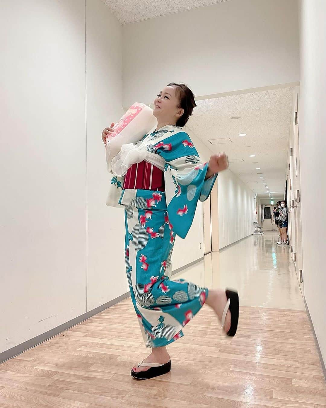 華原朋美さんのインスタグラム写真 - (華原朋美Instagram)「昨日の相馬盆踊り大会で着た浴衣です💕 金魚ちゃんにしました🌸 実は相馬盆踊りで踊ってる方々の中にまぎれこんで相馬市の皆さまと一緒に私も踊っちゃった😍　 楽しかったぁ〜💕🌸 わたあめ買ったら大好きなキティちゃんの袋に、わたあめ入れてくれたの😍❤️🌸💕🎆 浴衣着るのも昨日がこの夏最後。 相馬市の皆さまとの楽しく優しい夏の思い出になりました❤️ 相馬市のみなさーん😍 相馬盆踊り大会が終わって相馬市の皆さんとバイバイしてから、私、温泉が大好きなんです♨️温泉に入ってサウナも入って1時間半まったりゆったりさせて頂きました福島ってとっても最高でした🌸 ありがとうございました🎆 今から福島出まーす。 #華原朋美　#相馬市　#相馬盆踊りを踊ってる姿をYouTubeに載せちゃった　#キティちゃん　#わたあめ　#飯坂温泉　#吉川屋　#ホテル　#温泉」8月14日 12時14分 - tomomi_kakala