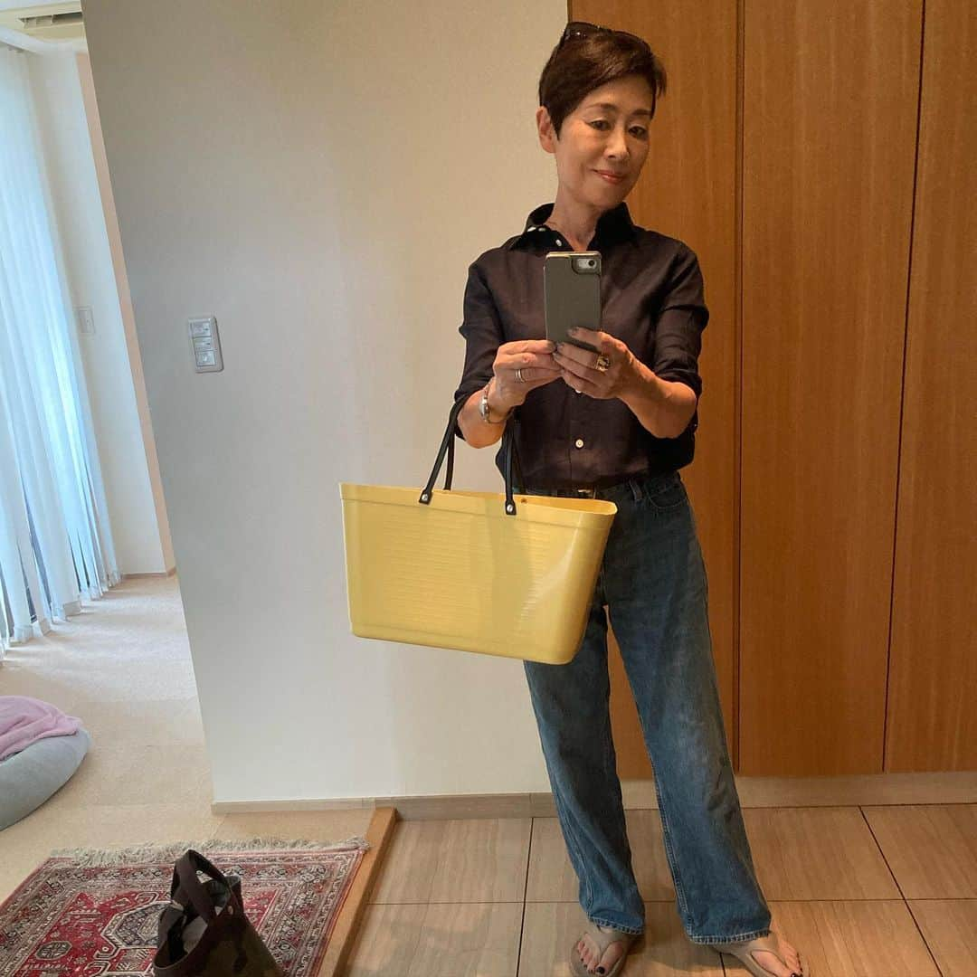 安藤優子さんのインスタグラム写真 - (安藤優子Instagram)「出かけてきます！  買い出しです。  ほぼ二日ぶりの外出は、買い出し（笑）  マジソンブルーのリネンシャツと、UNIQLOのバギージーンズ、足元はリカバリーサンダルです。  買い物かご持って行ってきます。  リンは涼しいお部屋で、家人と高校野球観戦です（笑）  行ってきます‼️  と、  ただいまです。  #マジソンブルー  #uniqloジーンズ   #フレンチブルドッグ  #安藤優子」8月14日 15時04分 - yukoando0203