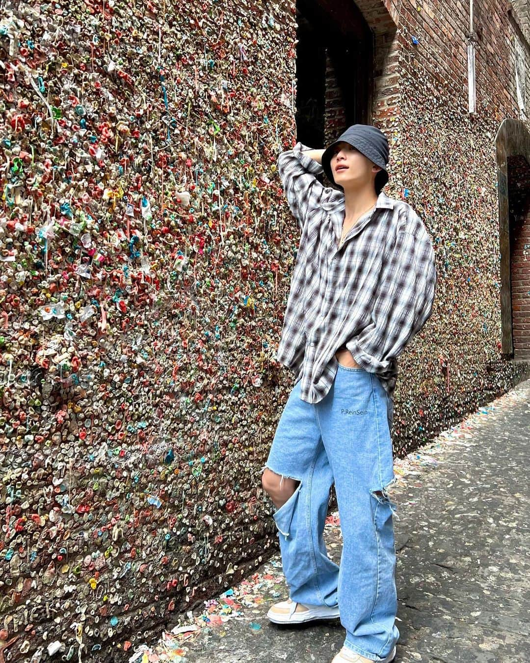 ジョンハンさんのインスタグラム写真 - (ジョンハンInstagram)「The Gum Wall🫧」8月14日 15時13分 - jeonghaniyoo_n