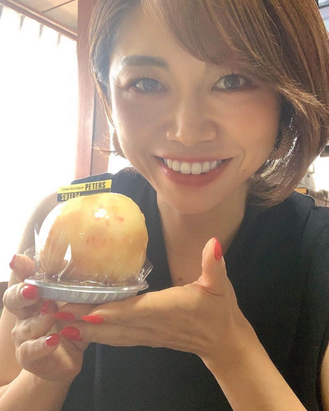 小林アナさんのインスタグラム写真 - (小林アナInstagram)「おやつ✨ 佐久市は日本三大ケーキの街！！ いつも行列が出来てる人気店 Cake Boutique PETERSさんの名物 🍑丸ごと桃のジューシータルト🍑 中には生クリームとカスタードクリームを混ぜたクリームが✨ 久々に食べたけど美味しすぎる😍💕  #PETERS #ピータース #佐久市 #まほろば佐久ふるさと観光大使」8月14日 15時13分 - genkobiribiri