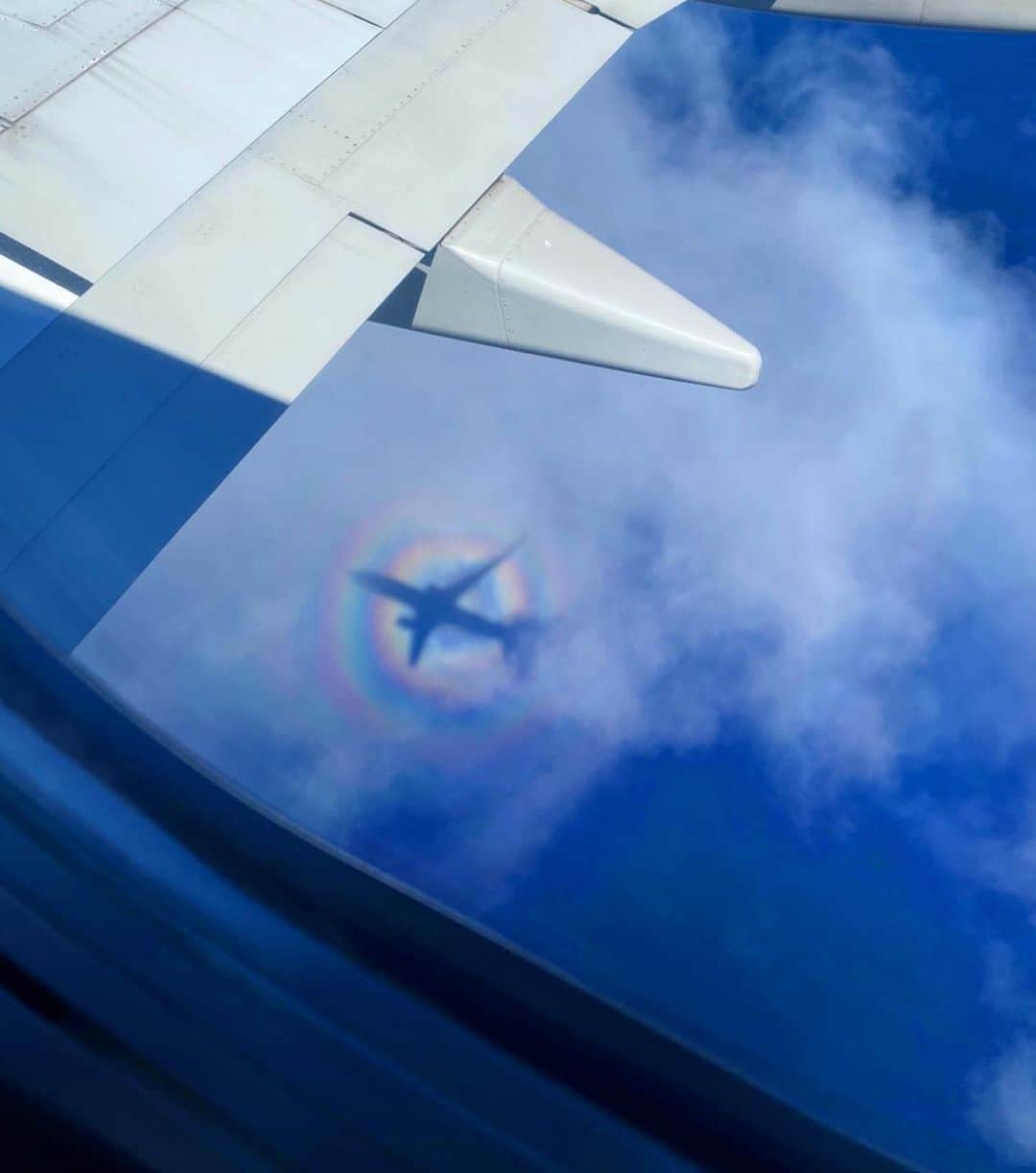 yuiさんのインスタグラム写真 - (yuiInstagram)「. ✨✈️🌈✈️🌈✨ . 虹が飛行機を囲んでる😍 . #ゆいのママライフ #yuitrip✈️ #ゆい旅」8月14日 15時16分 - yuiram
