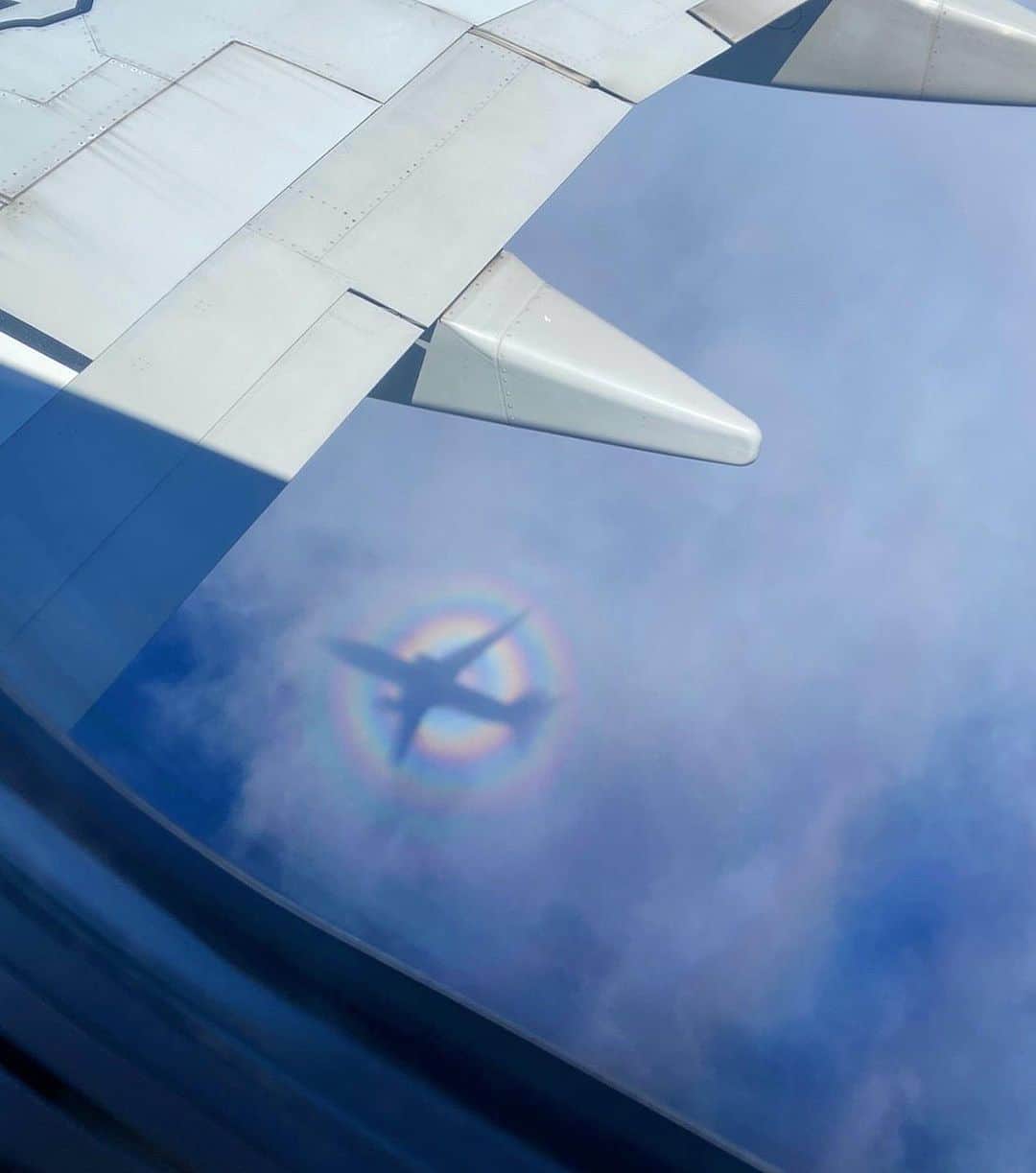 yuiさんのインスタグラム写真 - (yuiInstagram)「. ✨✈️🌈✈️🌈✨ . 虹が飛行機を囲んでる😍 . #ゆいのママライフ #yuitrip✈️ #ゆい旅」8月14日 15時16分 - yuiram