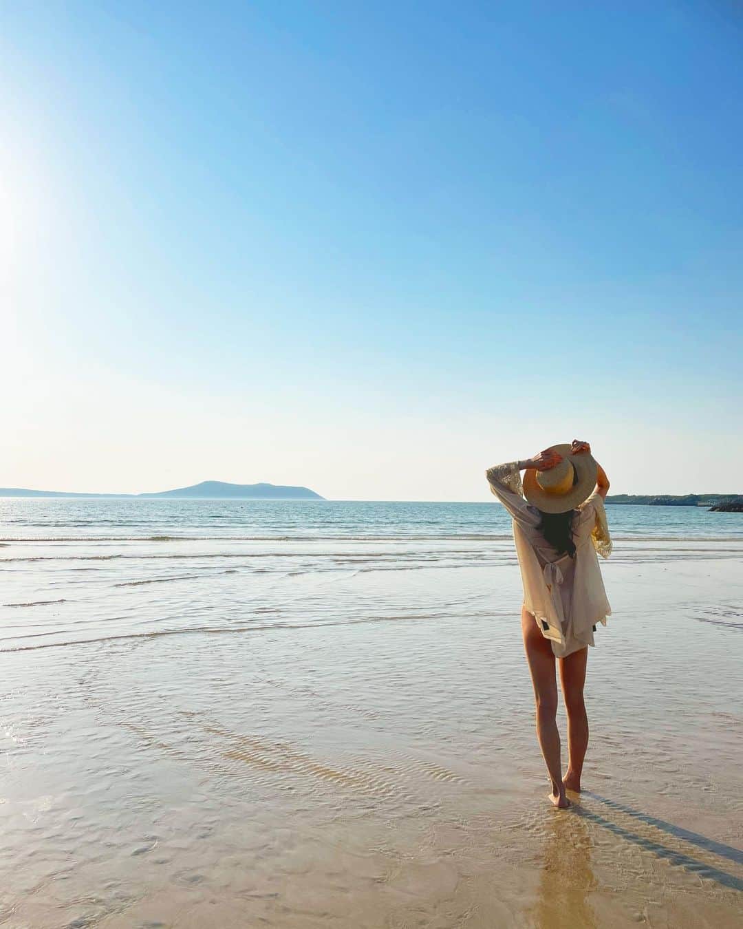 片山萌美さんのインスタグラム写真 - (片山萌美Instagram)「👒  海が透明で 砂浜が白くて 裸足で歩いても痛くなく 全てが心地よい  #五島列島　 #もう一度わたしをみて　 #moemikatayama」8月14日 15時42分 - moet_mi