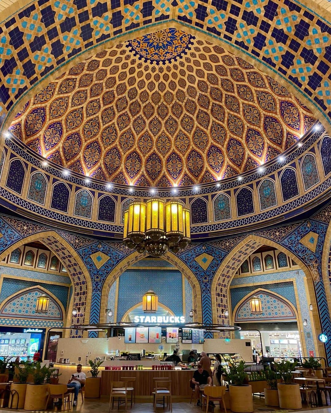 岩波彩華さんのインスタグラム写真 - (岩波彩華Instagram)「【世界一美しいスターバックス】  Ibn Battuta Mallのペルシャエリアにある 黄金のスタバに行ってきました😆☕️  壁と天井のモザイクタイルが美しかった✨ 意外と人が少なくてゆっくりできるスタバでした🤎  海外旅行の時は現地のスタバタンブラーを必ず買って帰ってるの！ 趣味は世界のタンブラー集め🥰  #スタバ #スターバックス #世界一美しいスタバ #dubai #starbuckscoffee #ibnbattutamall #mylook #fashion #model  #japan #tokyo #japanesegirl #follow #撮影 #粉我 #照片 #时装 #漂亮 #我倒 #我的最愛 #攝影 #followme #高身長女子 #팔로미 #뷰티스타그램 #전신샷 #좋아요 #좋아요환영」8月14日 16時35分 - syk.i