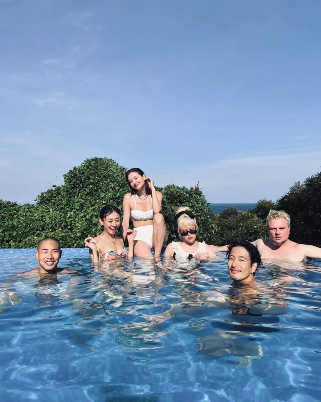 エリーローズさんのインスタグラム写真 - (エリーローズInstagram)「One night in Atami 🫧  熱海の海光町にオープンしたばかりのATAMI Funny Houseにて一泊のスペシャルな旅。  海に続くようなプールや温泉、BBQもできて、グループで泊まるには最高な宿✨  ゆっくり息抜きできました🌿  @funnybeach.official」8月14日 16時54分 - ellirose