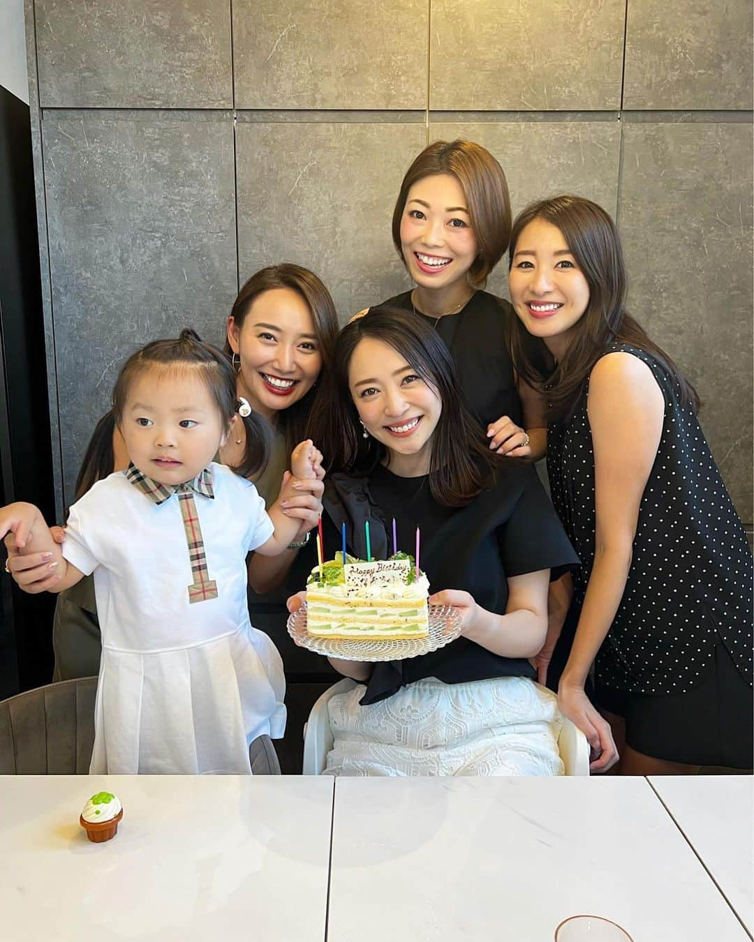 磯部奈央さんのインスタグラム写真 - (磯部奈央Instagram)「ありがとう〜🎂  次女が産まれて2週間の頃に、りせちゃん＆ゆいちゃん＆まなちゃんファミリー👨‍👩‍👦が、遊びに来てくれました❣️  次女に会いに来てくれたのに、私のお誕生日をお祝いしてくれた🥺✨ しかも、私の大好きなメロンケーキ🍈！  リクエスト制のお誕生日プレゼントは、後日届くとのことで楽しみ🙈🤍  長女が産まれて会いに来てくれたときに撮った写真と似ている6枚目もお気に入り😍 ちなみに、最後の写真は、長女が産まれたときに撮った2年半前のもの📸  長女も次女も可愛がってくれて感謝❣️ いつもありがとう〜🤍  #新生児 #新生児お披露目会 #お誕生日会 #ありがとう #姉妹」8月14日 17時47分 - nao_isobe729